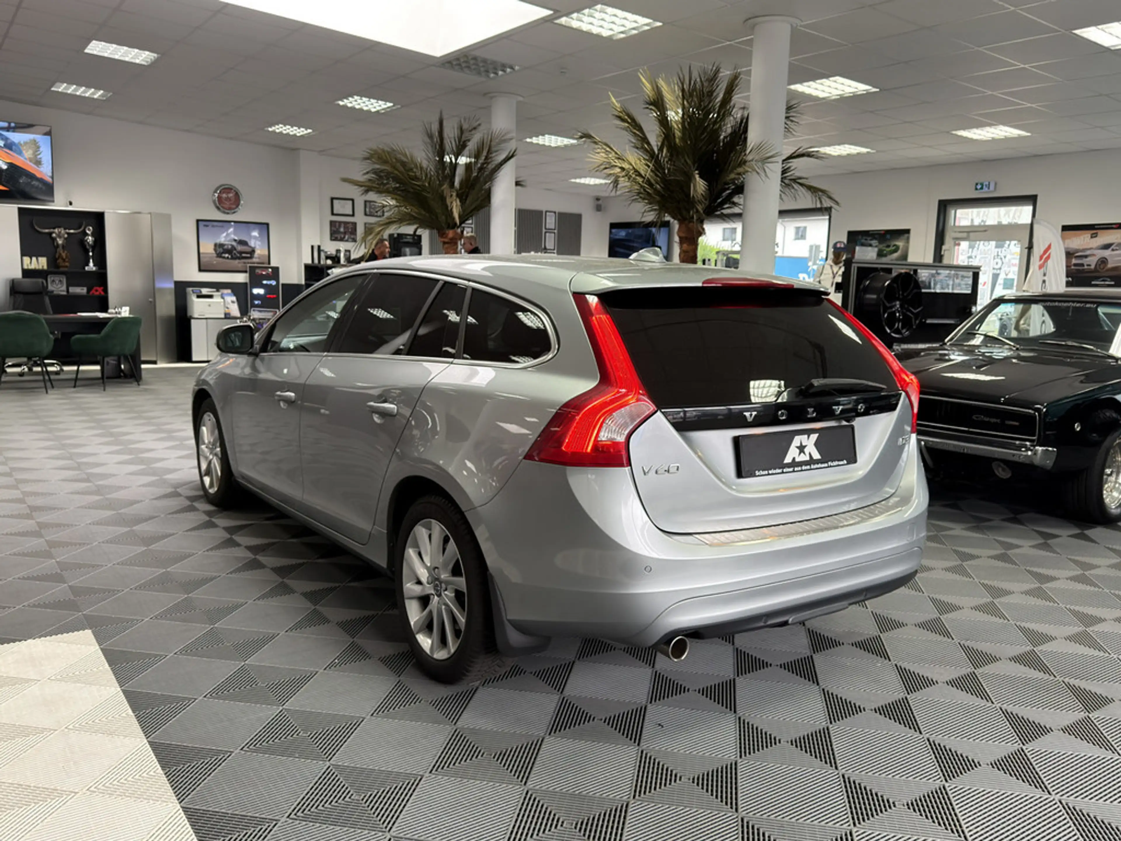 Volvo V60 Kombi 2.0 Summum SHZ NAVI FACEL. STANDHZ — photo 4