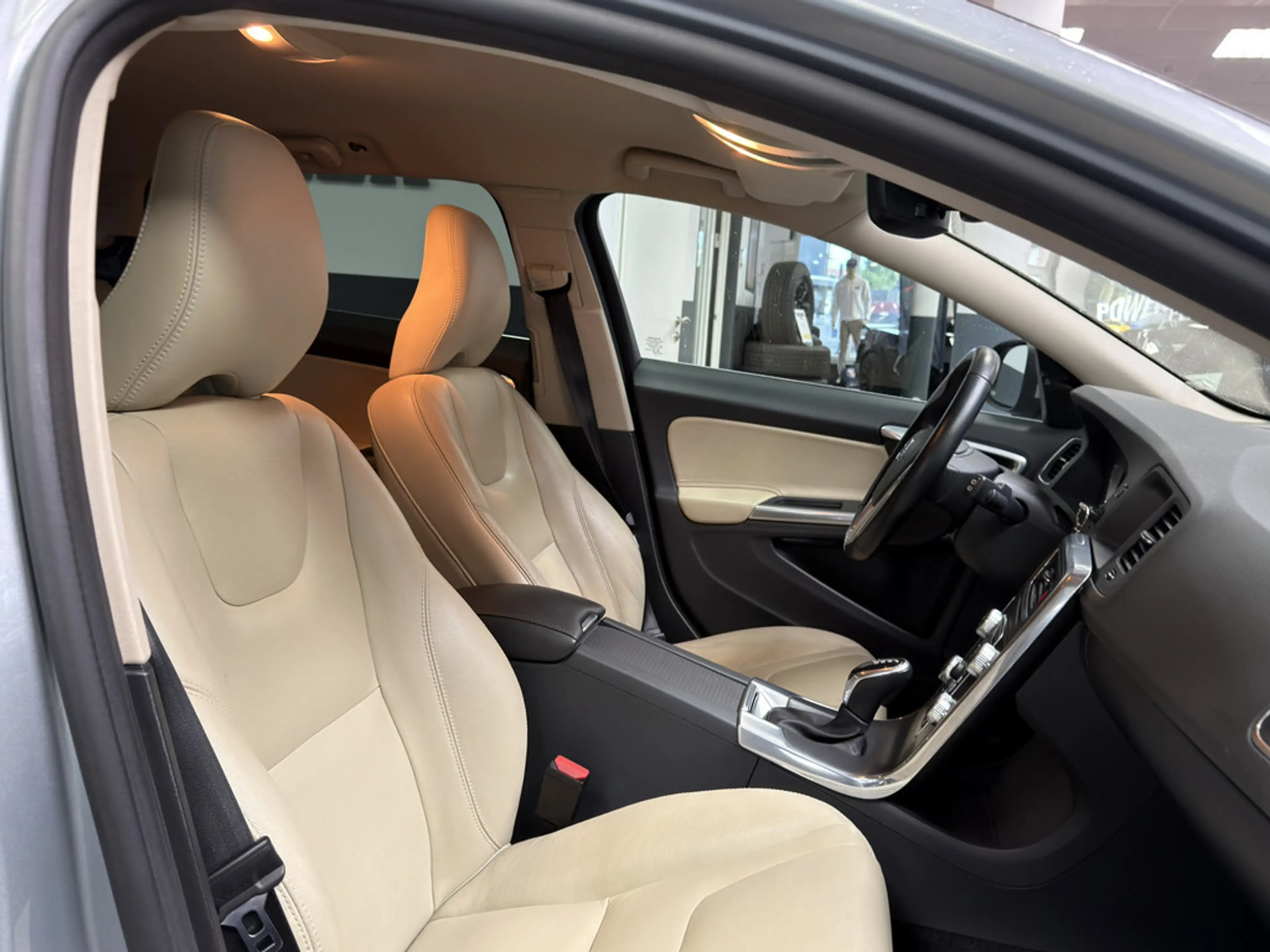 Volvo V60 Kombi 2.0 Summum SHZ NAVI FACEL. STANDHZ — photo 20