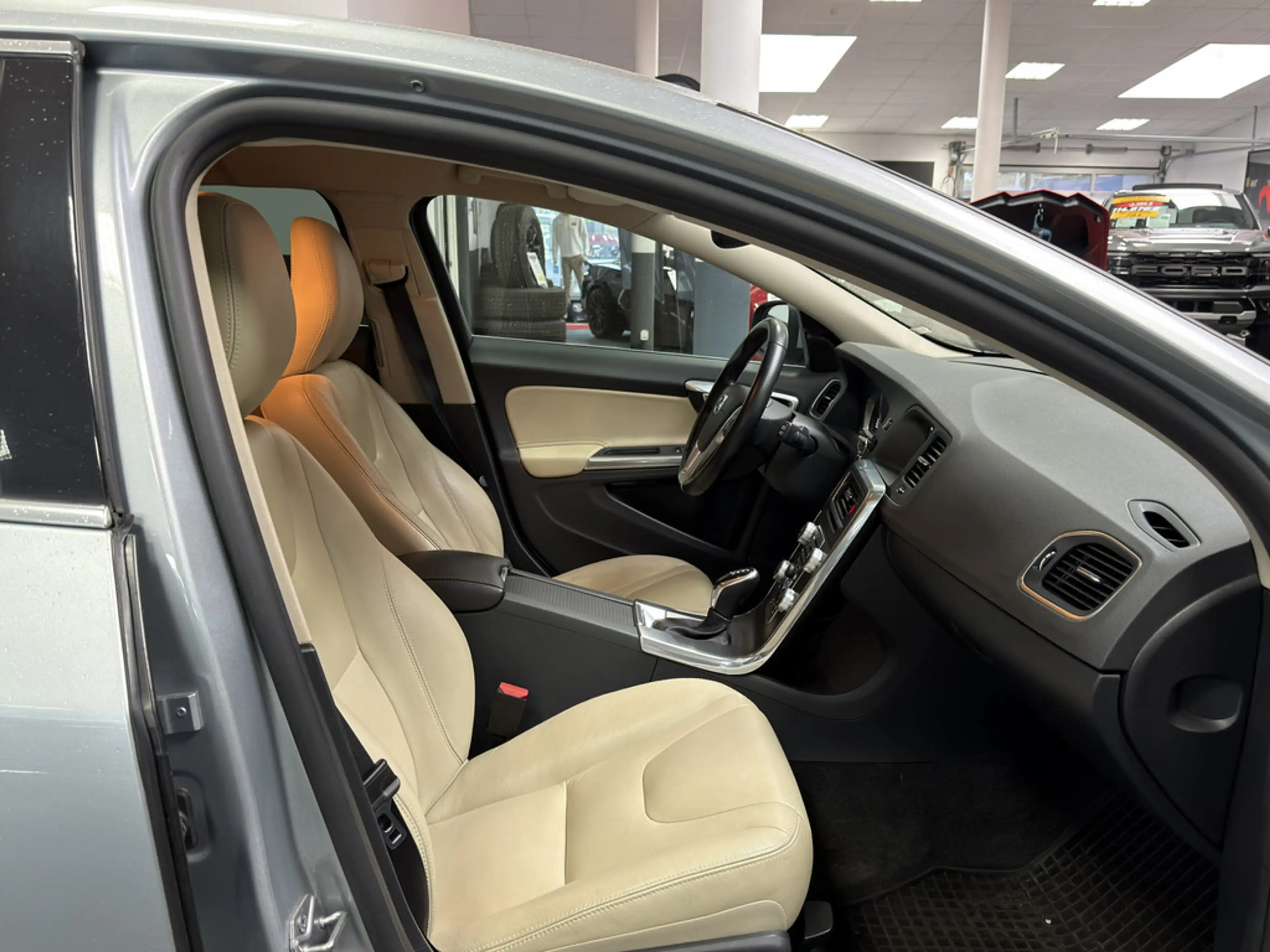 Volvo V60 Kombi 2.0 Summum SHZ NAVI FACEL. STANDHZ — photo 19