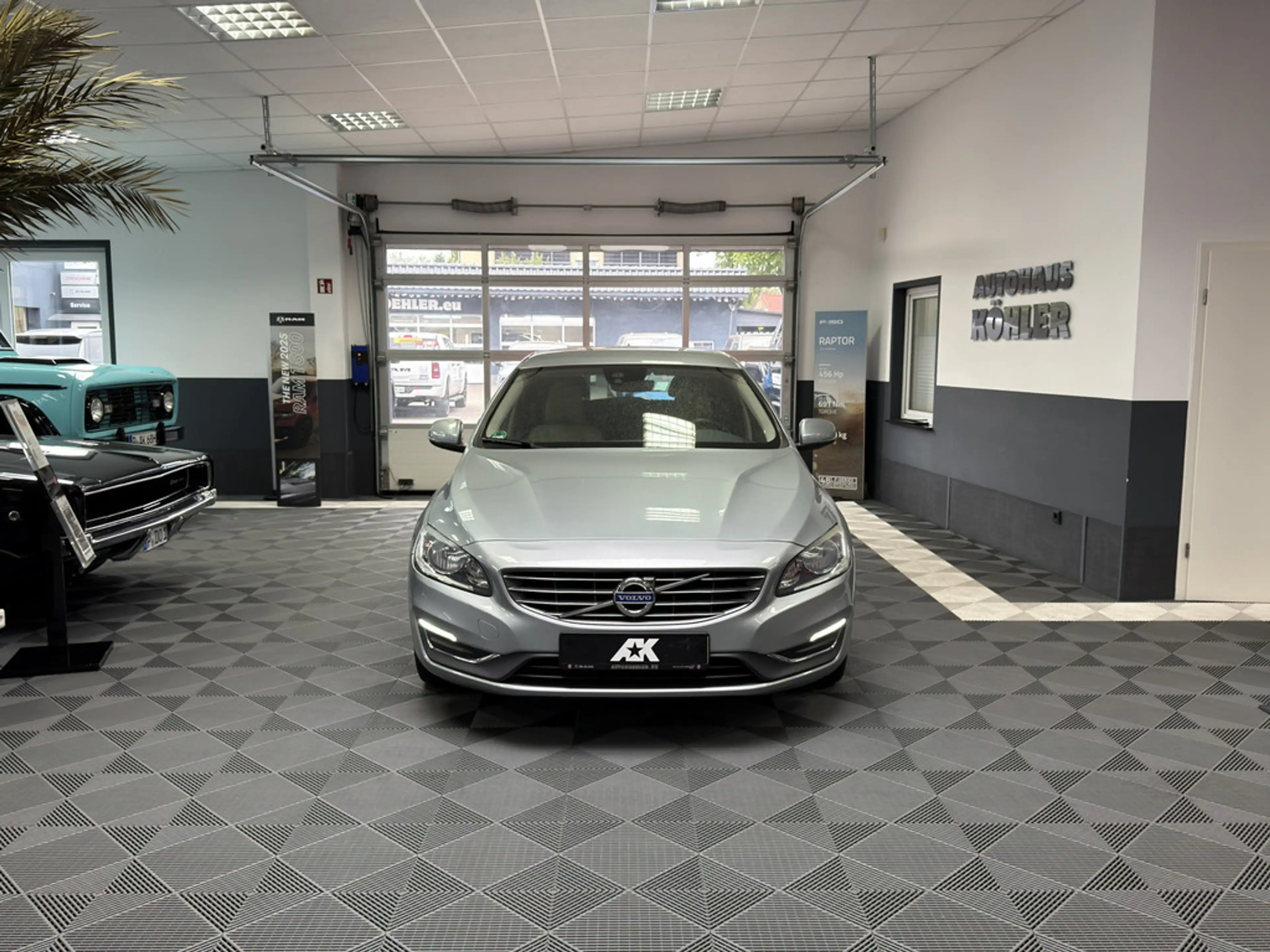 Volvo V60 Kombi 2.0 Summum SHZ NAVI FACEL. STANDHZ — photo 2
