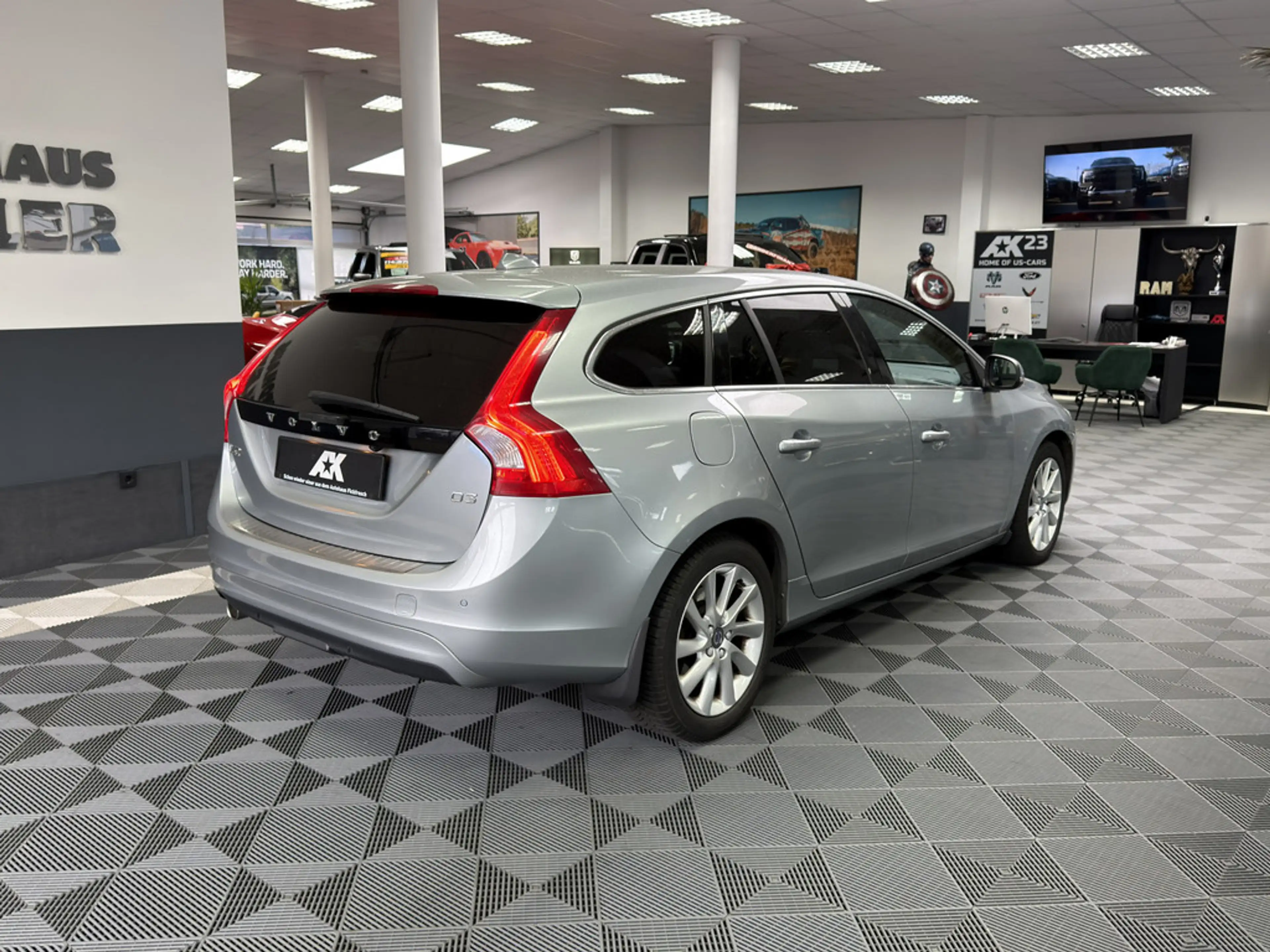 Volvo V60 Kombi 2.0 Summum SHZ NAVI FACEL. STANDHZ — photo 6