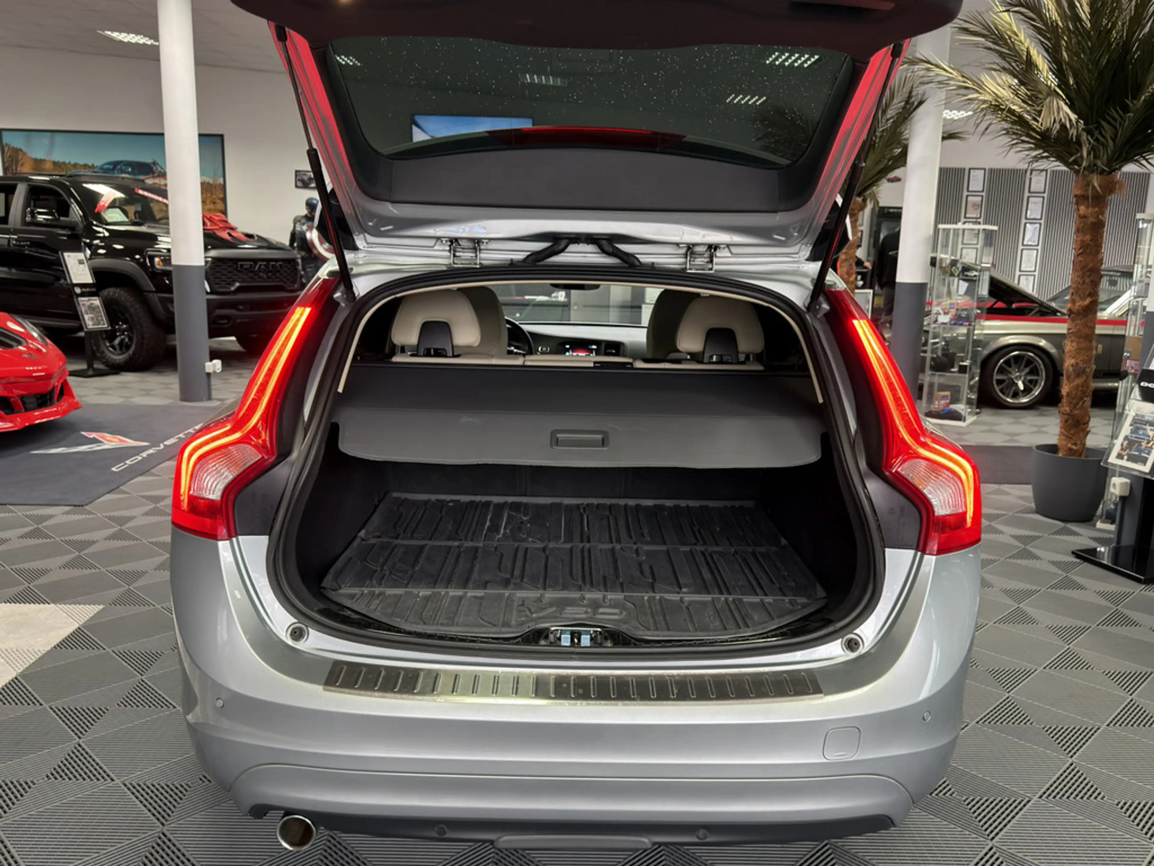 Volvo V60 Kombi 2.0 Summum SHZ NAVI FACEL. STANDHZ — photo 17