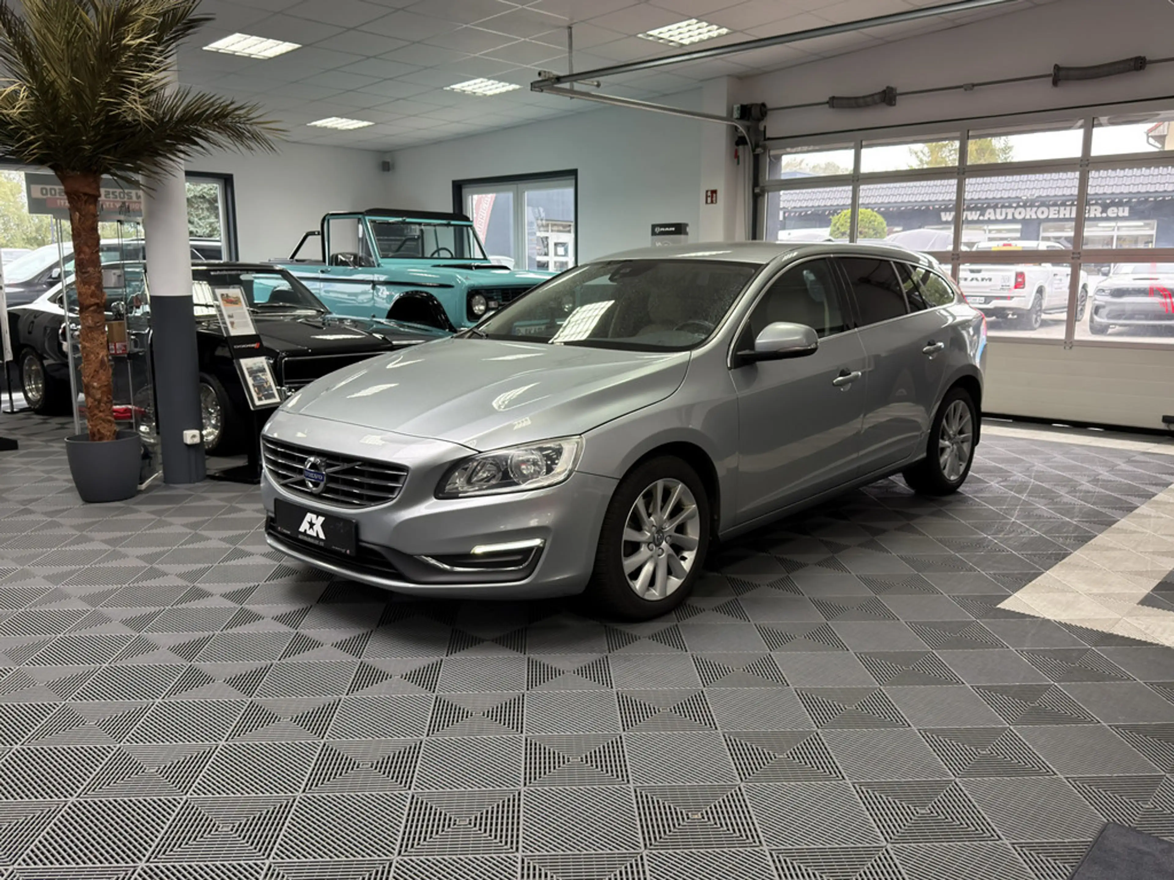 Volvo V60 Kombi 2.0 Summum SHZ NAVI FACEL. STANDHZ — photo 3