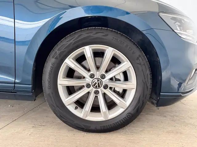 Volkswagen Passat view 17