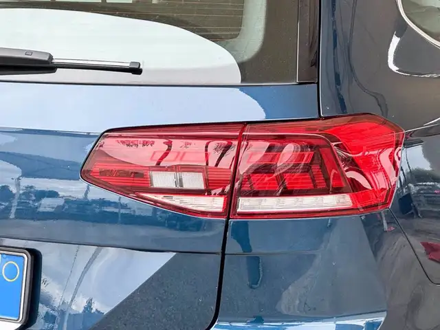 Volkswagen Passat view 19