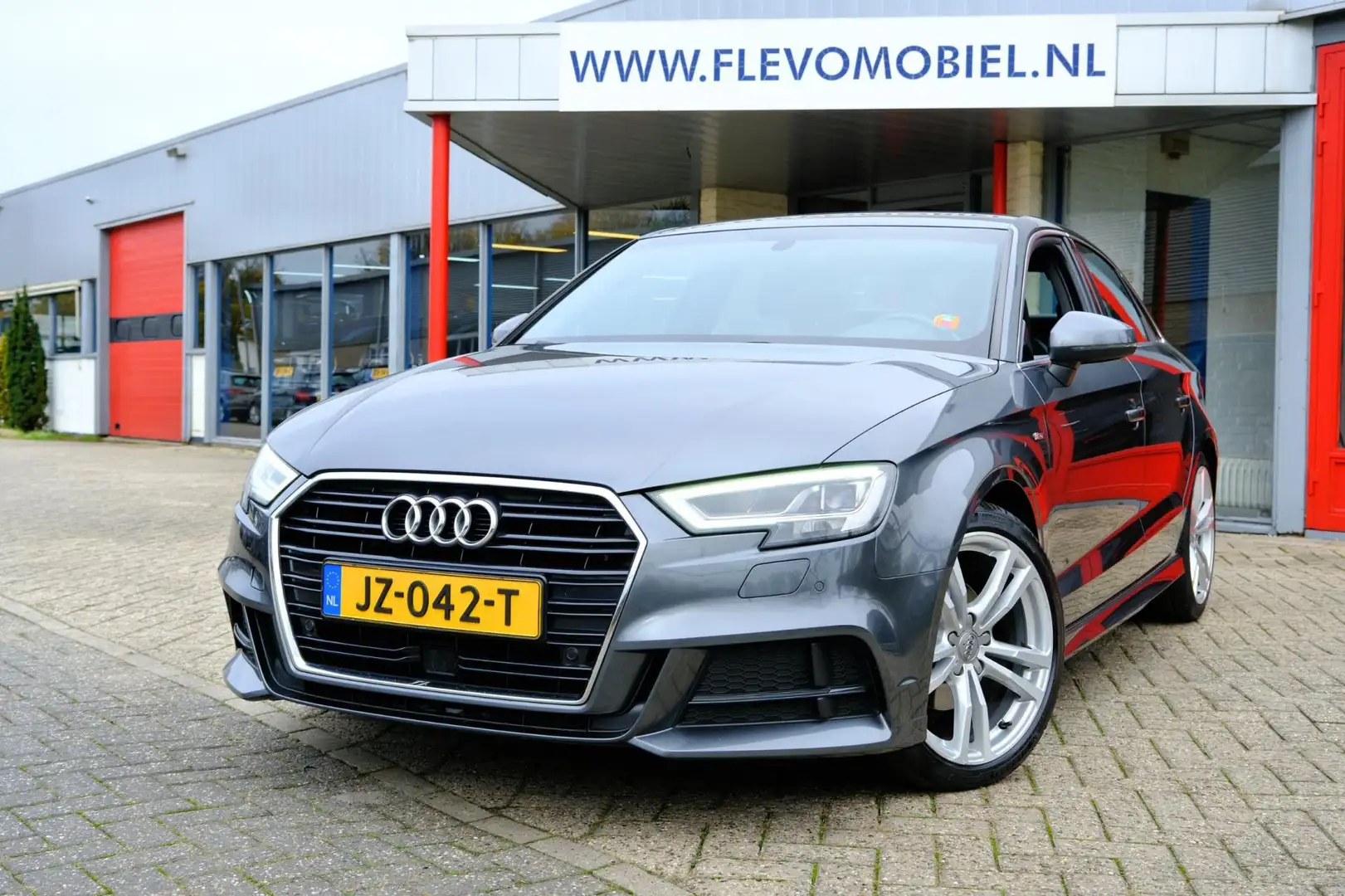 Audi A3 Limousine 1.4 TFSI CoD Sport Pro Line S Aut. Xenon Grijs - 1