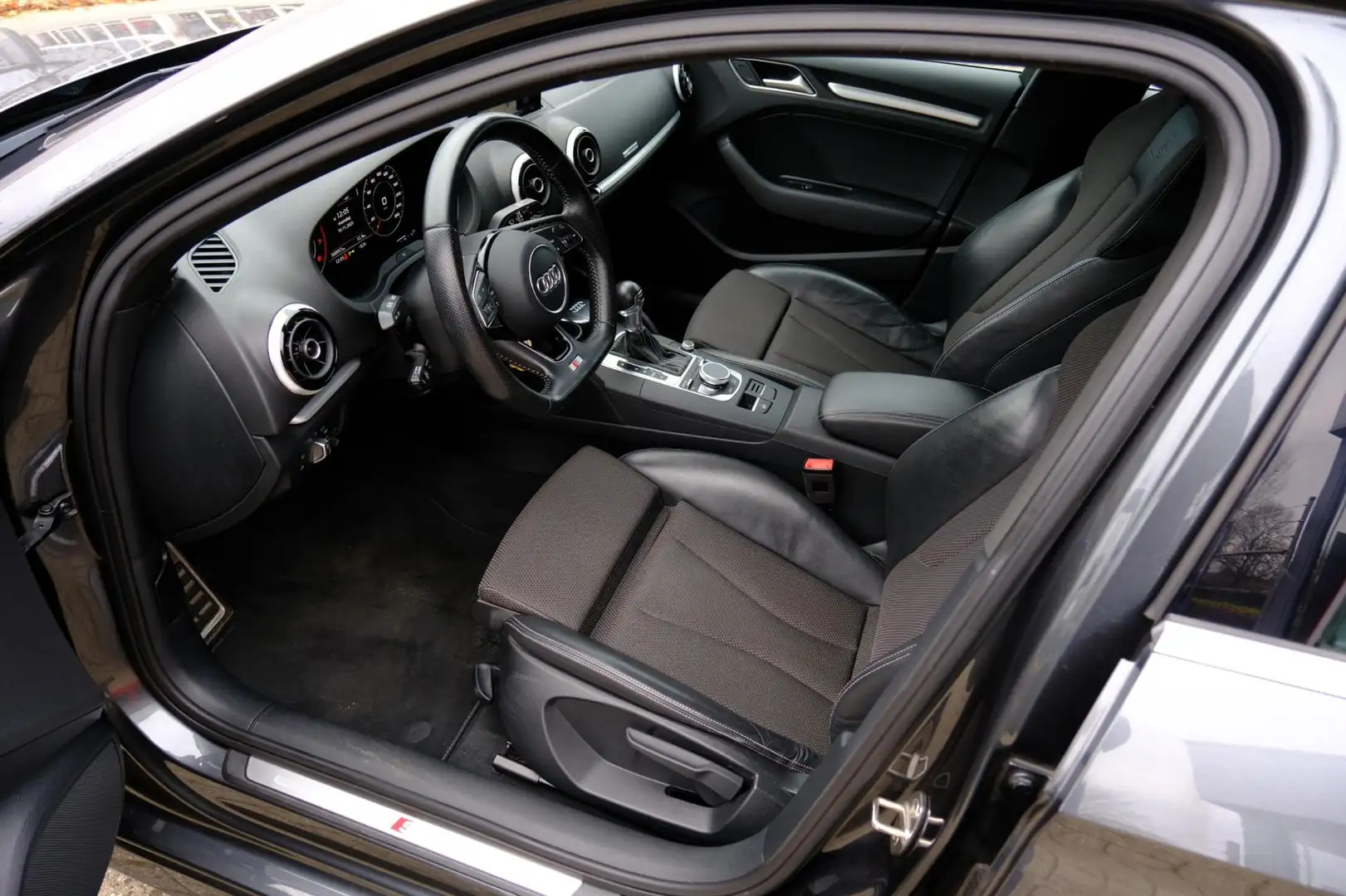 Audi A3 Limousine 1.4 TFSI CoD Sport Pro Line S Aut. Xenon Grijs - 2