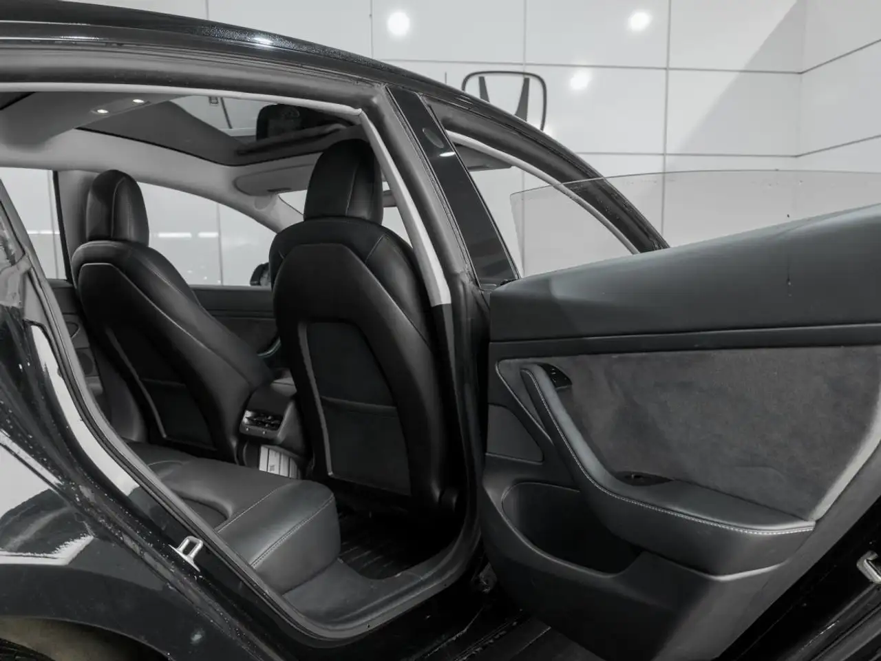 Tesla Model 3 снимка Tesla Model 3
