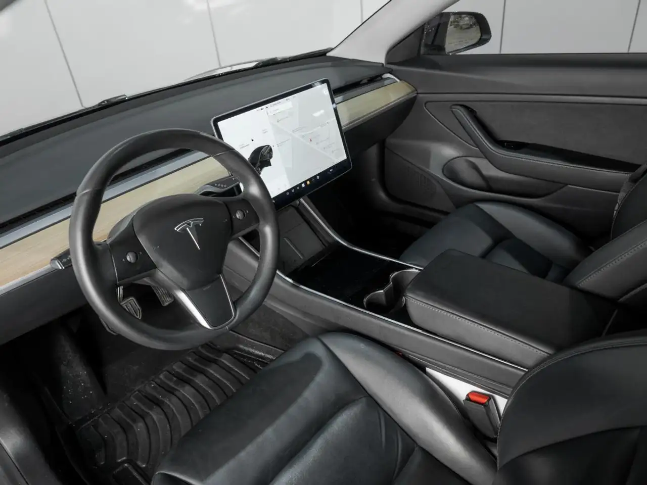 Tesla Model 3 снимка Tesla Model 3