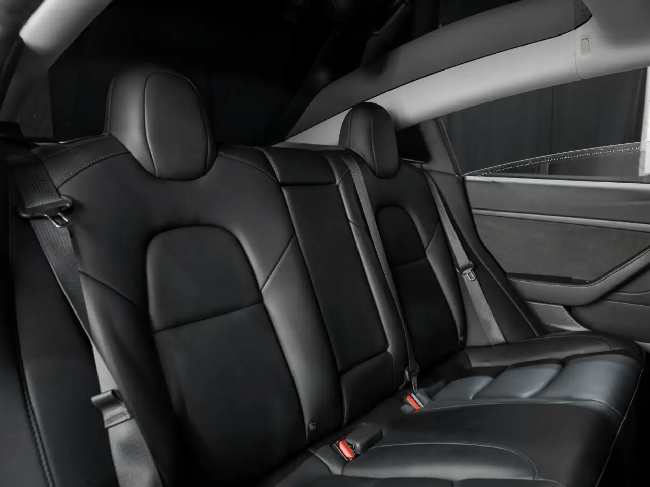 Tesla Model 3 снимка Tesla Model 3