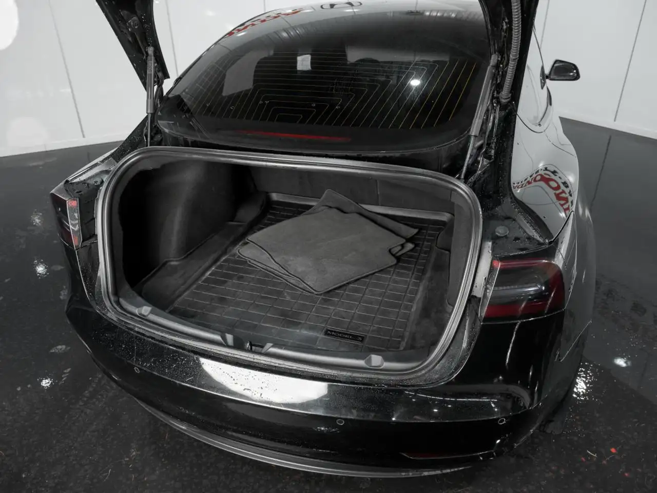 Tesla Model 3 снимка Tesla Model 3