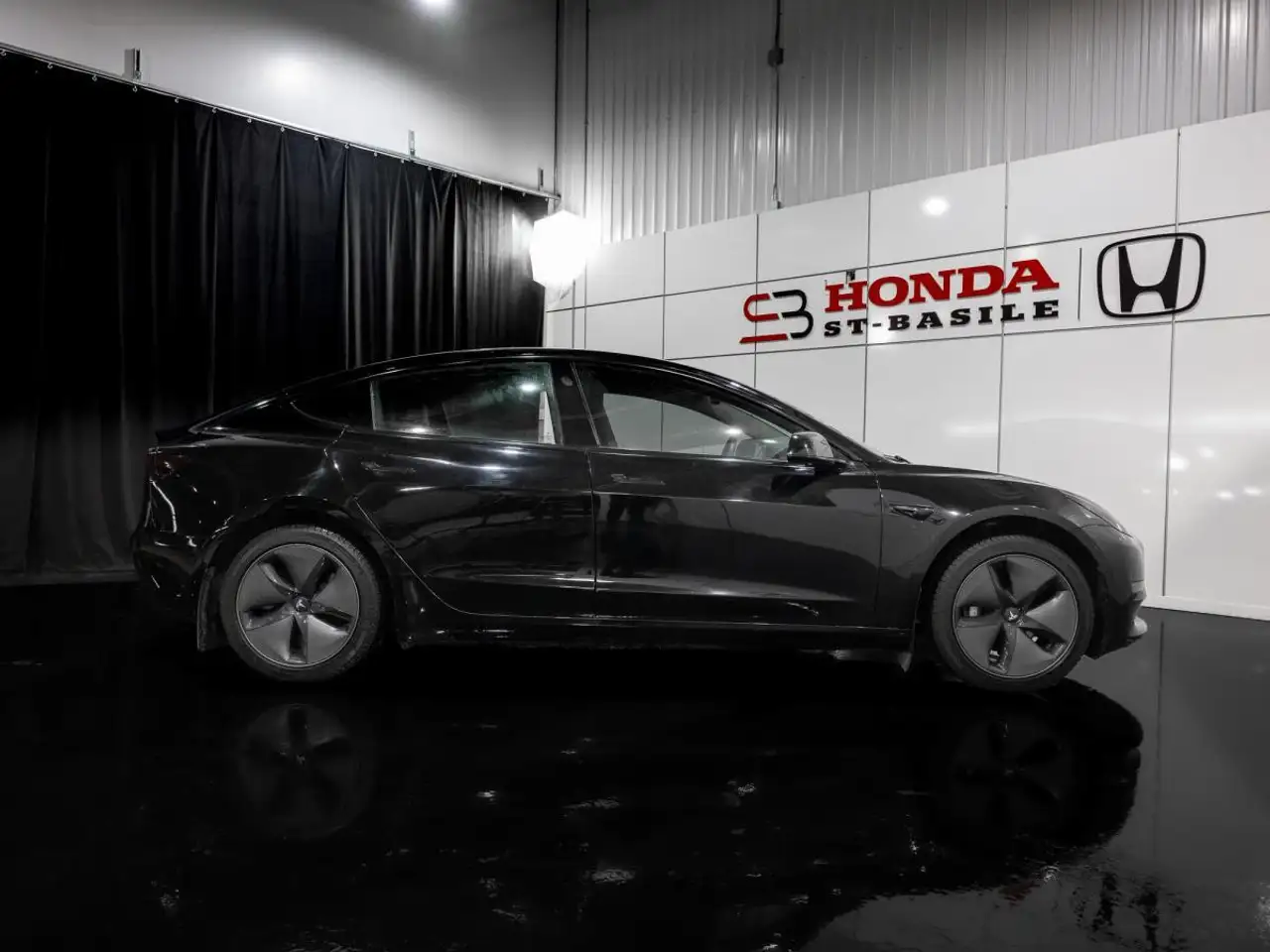 Tesla Model 3 снимка Tesla Model 3
