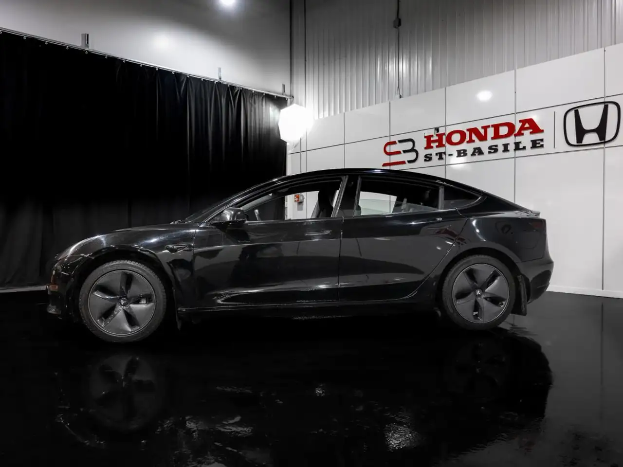 Tesla Model 3 снимка Tesla Model 3