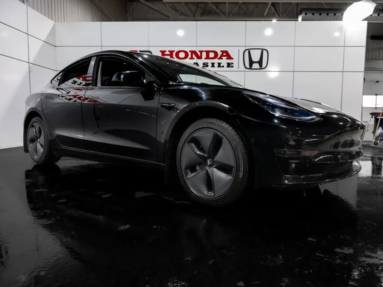 Tesla Model 3 снимка Tesla Model 3