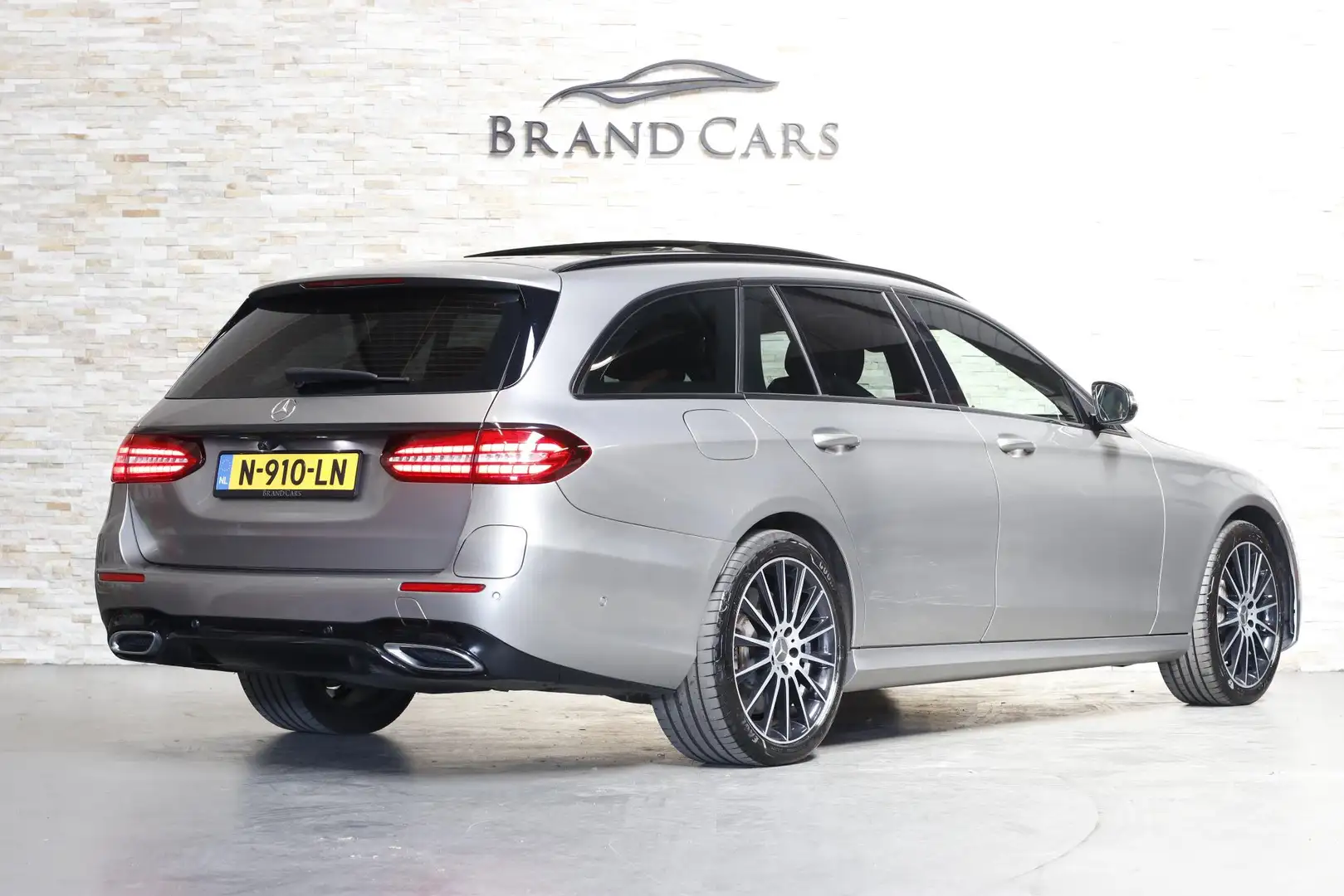 Mercedes-Benz E 300 Estate de AMG Line | FACELIFT | PANO | WIDESCREEN Zilver - 2