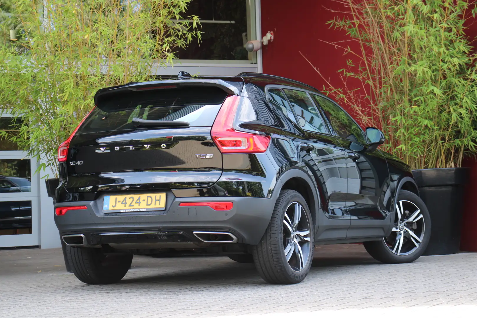 Volvo XC40 1.5 T5 Twin Engine R-Design | 19" Velgen | Parkeer Schwarz - 2
