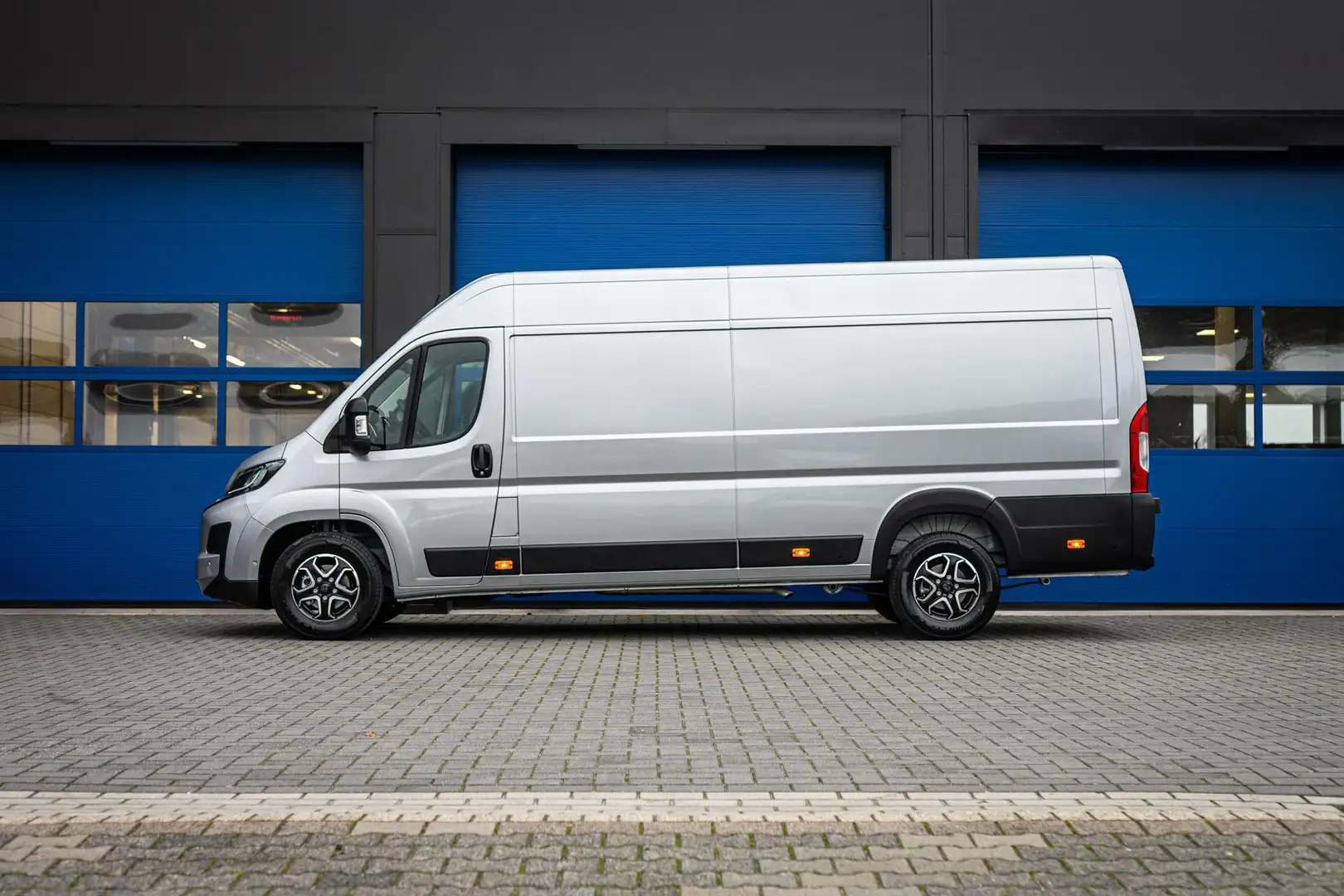 Peugeot Boxer L4H2 180PK EAT8 3,5t | Vol opties! Grijs - 2