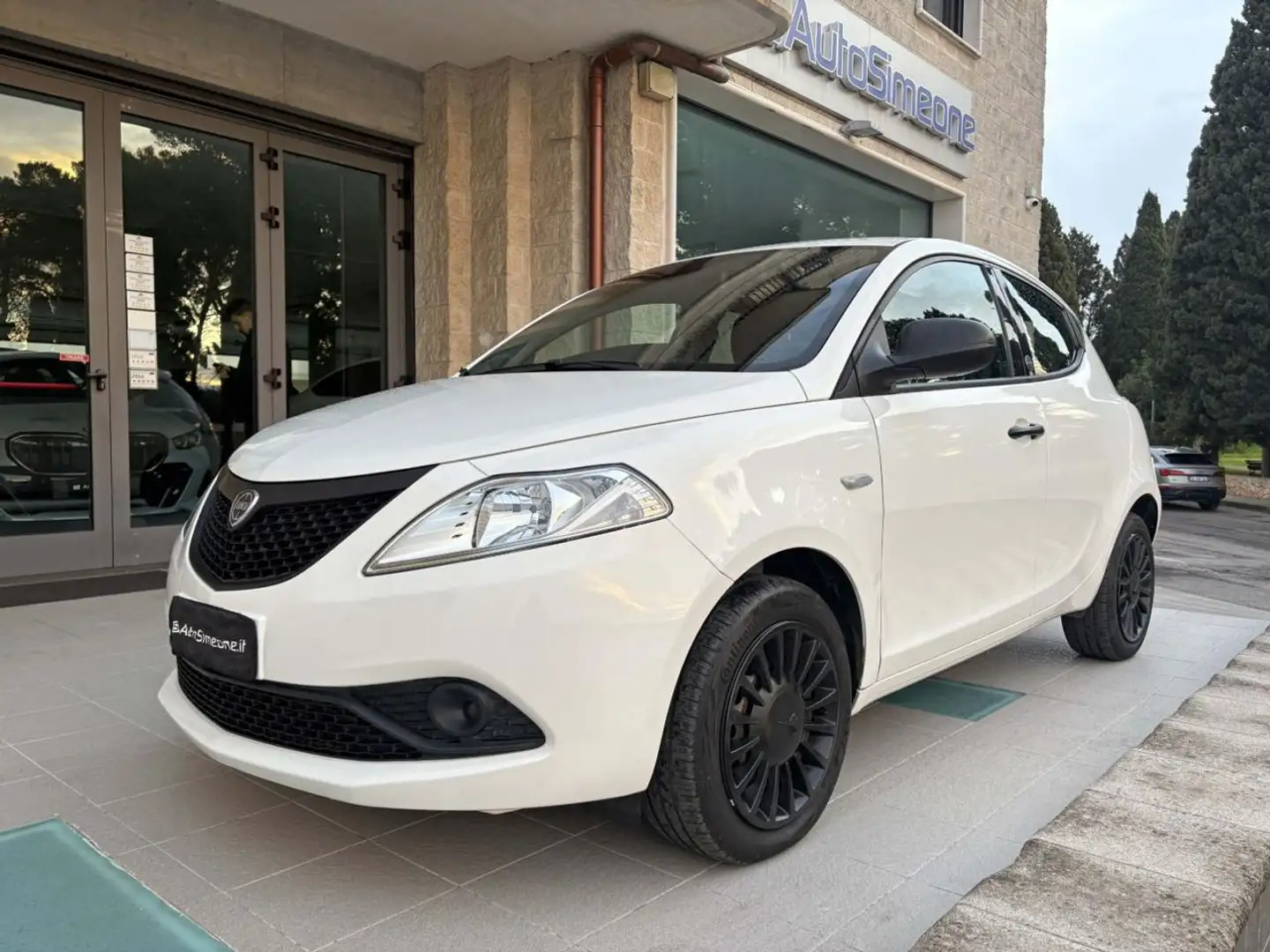 Lancia Ypsilon 1.0 FireFly 5 porte S&S Hybrid Ecochic Silver Bianco - 1