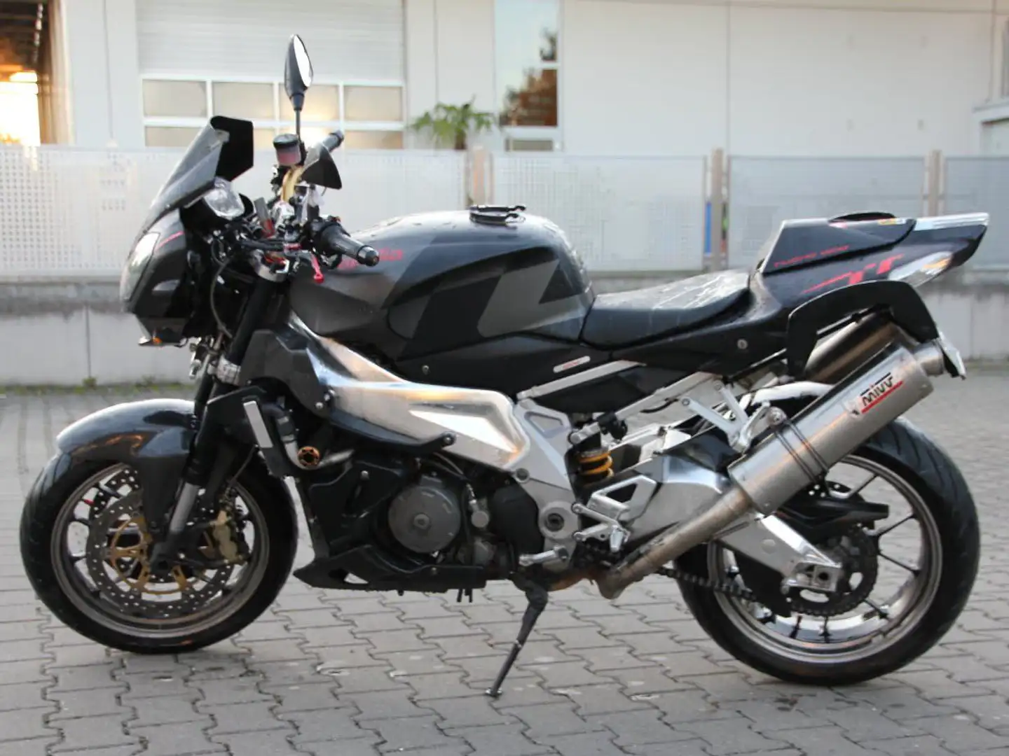 Aprilia RSV 1000 Tuono R - 2