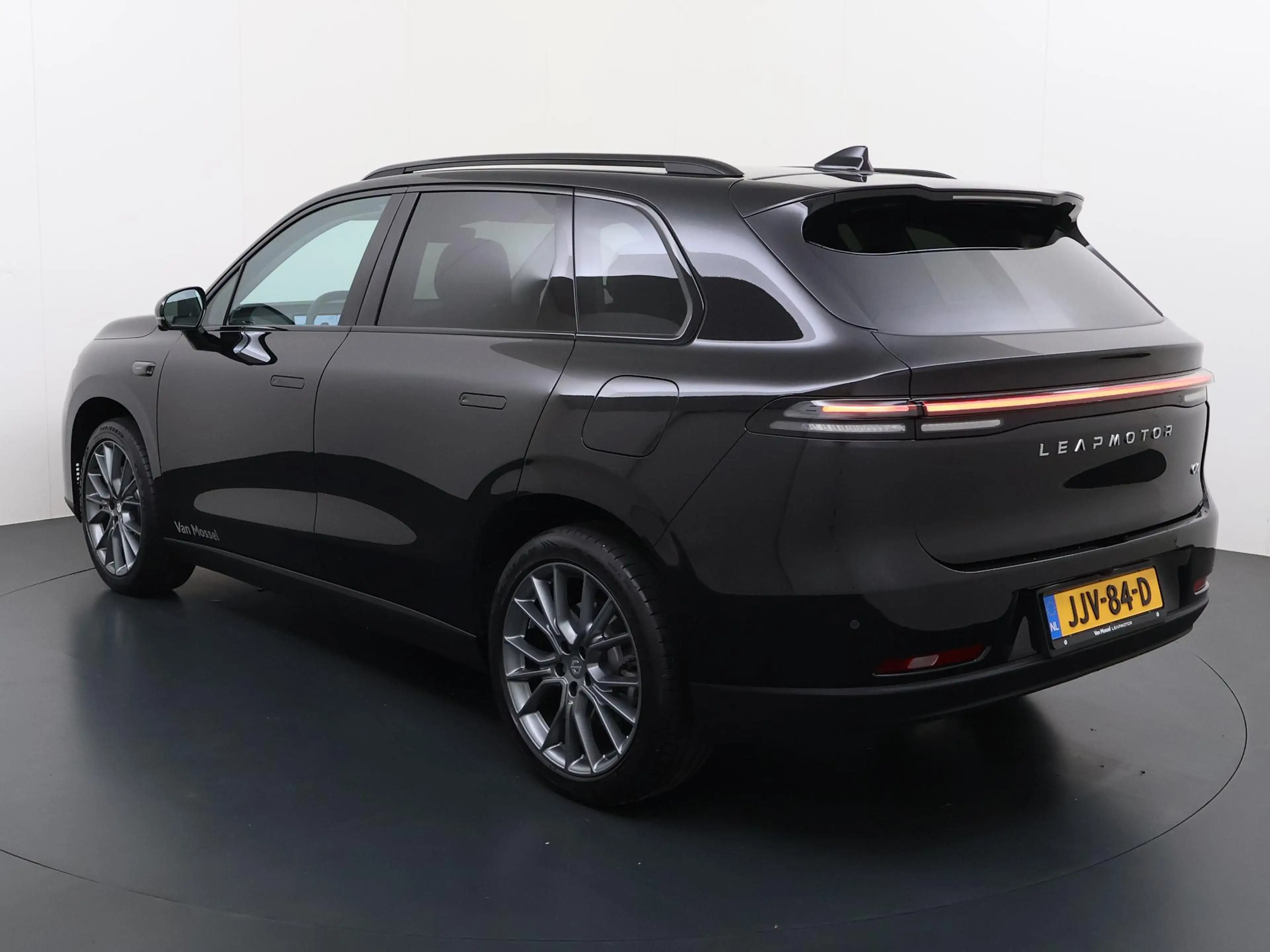 Leapmotor C10 Design REEV 28.4 kWh DEMO:Vraag naar de actuele km — photo 7