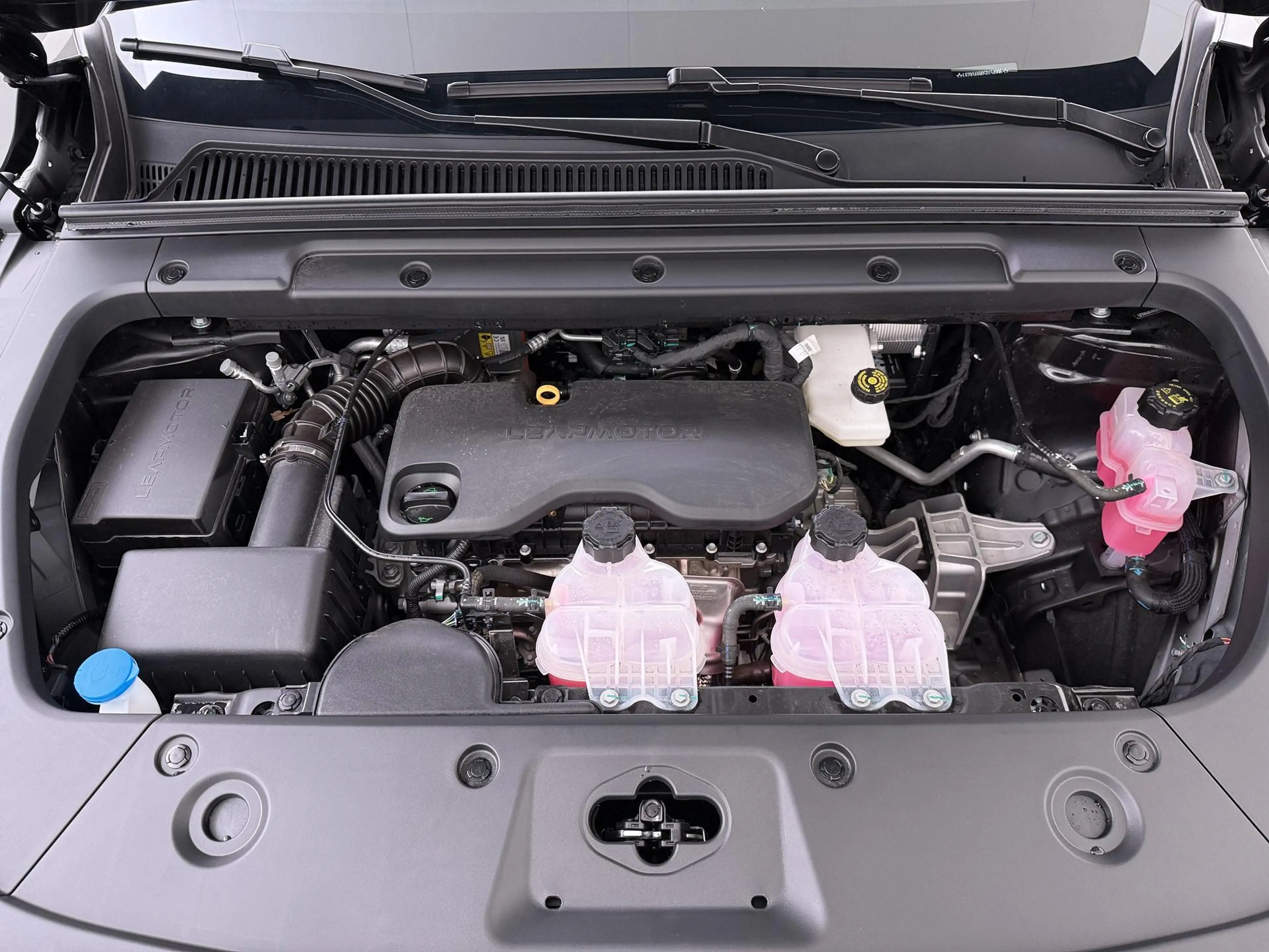 Leapmotor C10 Design REEV 28.4 kWh DEMO:Vraag naar de actuele km — photo 12
