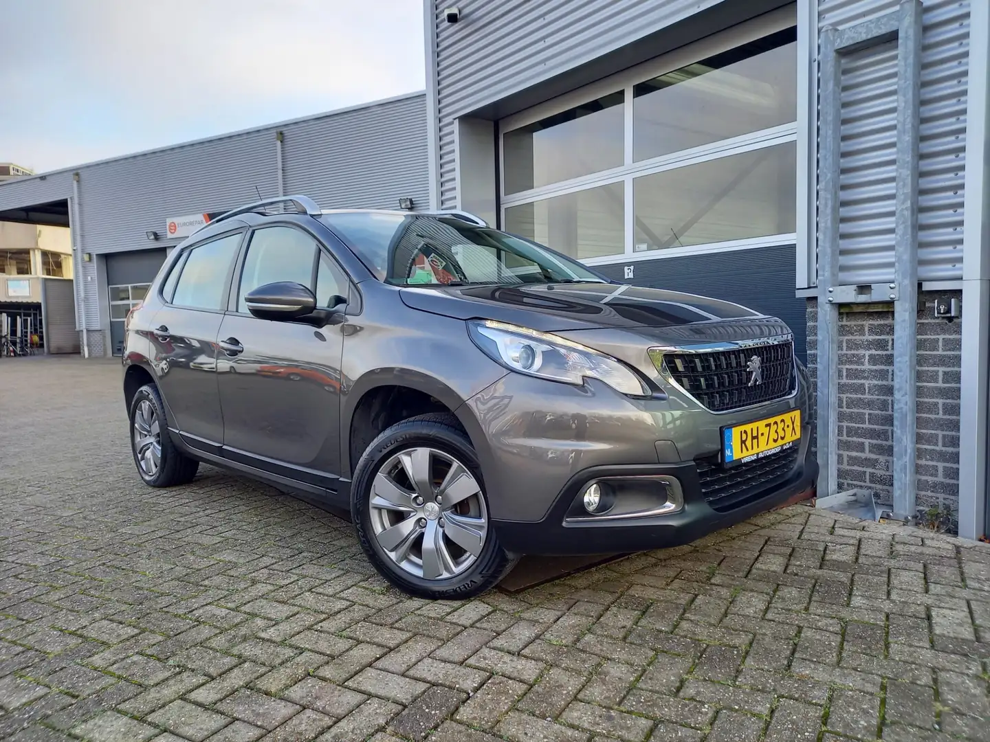 Peugeot 2008 1.2 PureTech Blue Lion - PANO - TREKHAAK AFN. - CA Gris - 2