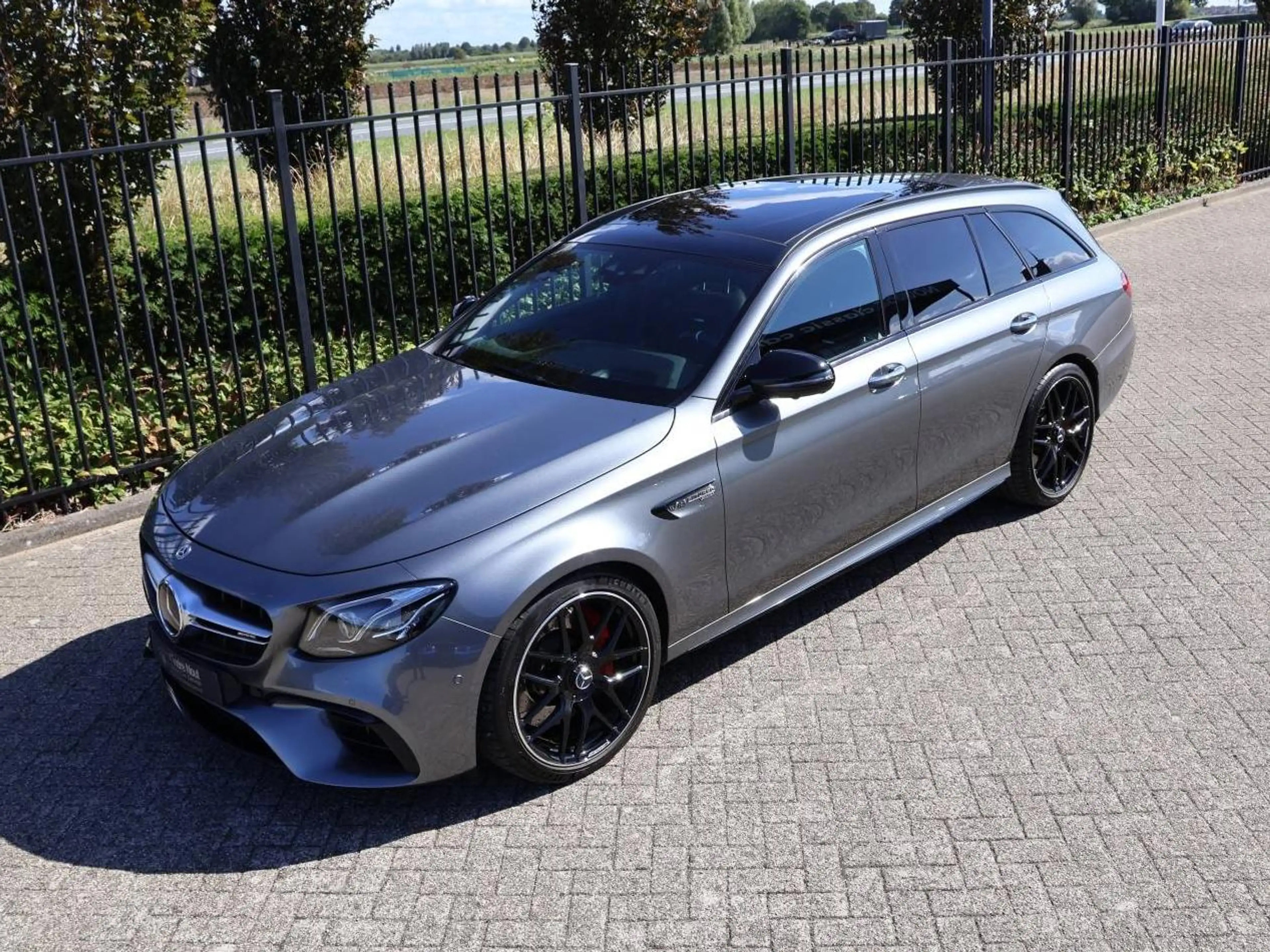 Mercedes-Benz E 63 AMG S station — photo 3