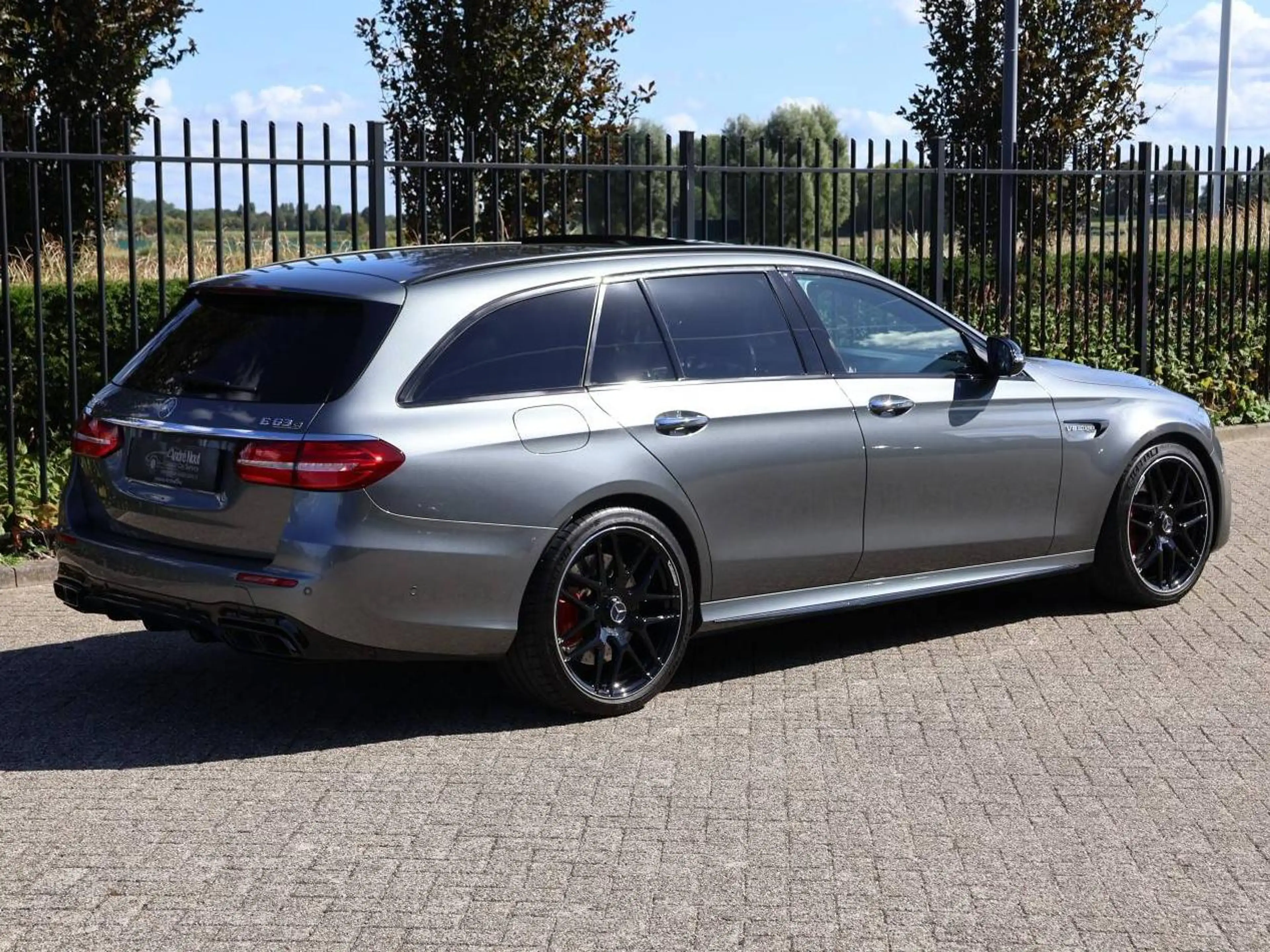 Mercedes-Benz E 63 AMG S station — photo 11
