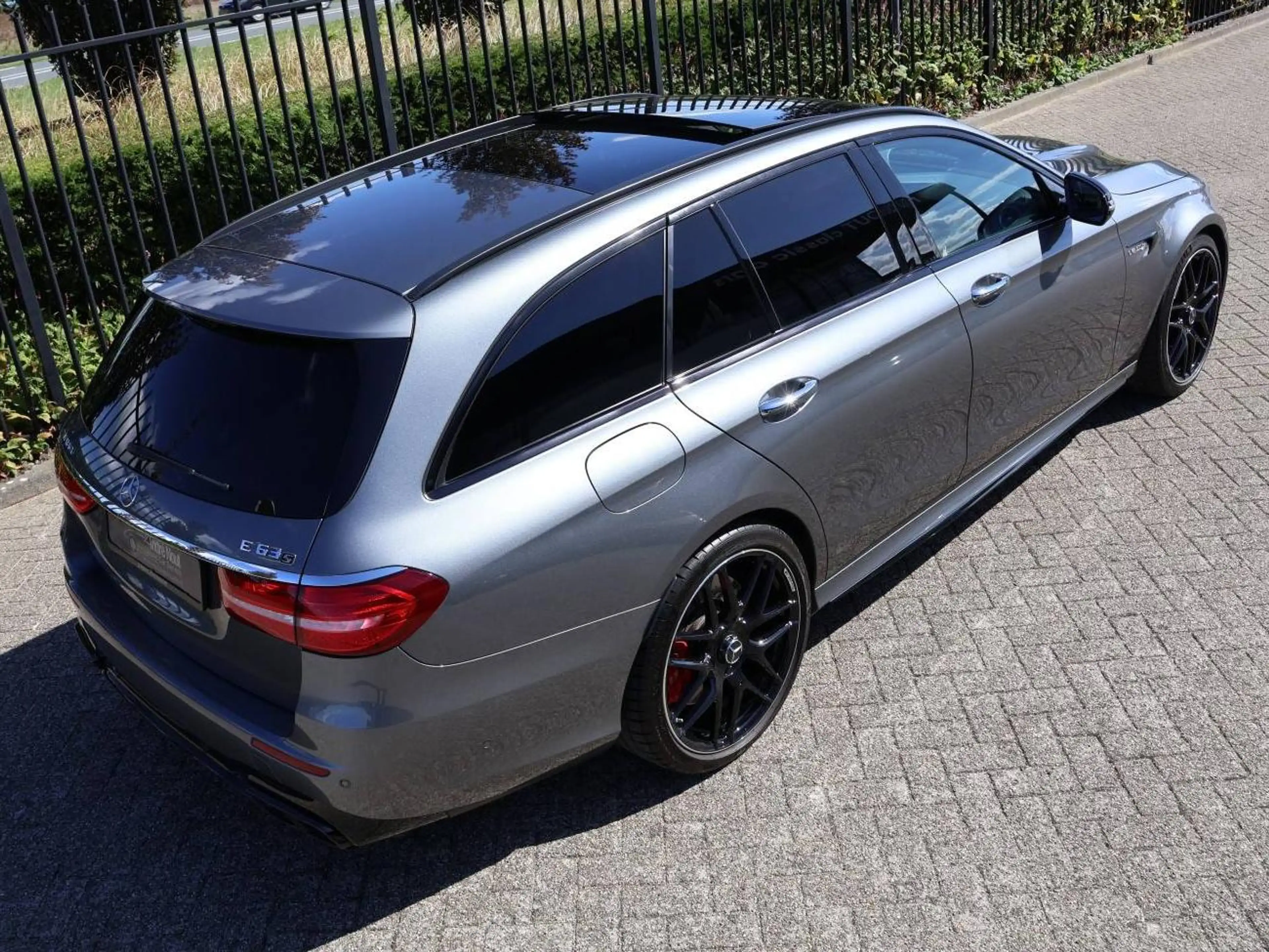 Mercedes-Benz E 63 AMG S station — photo 12