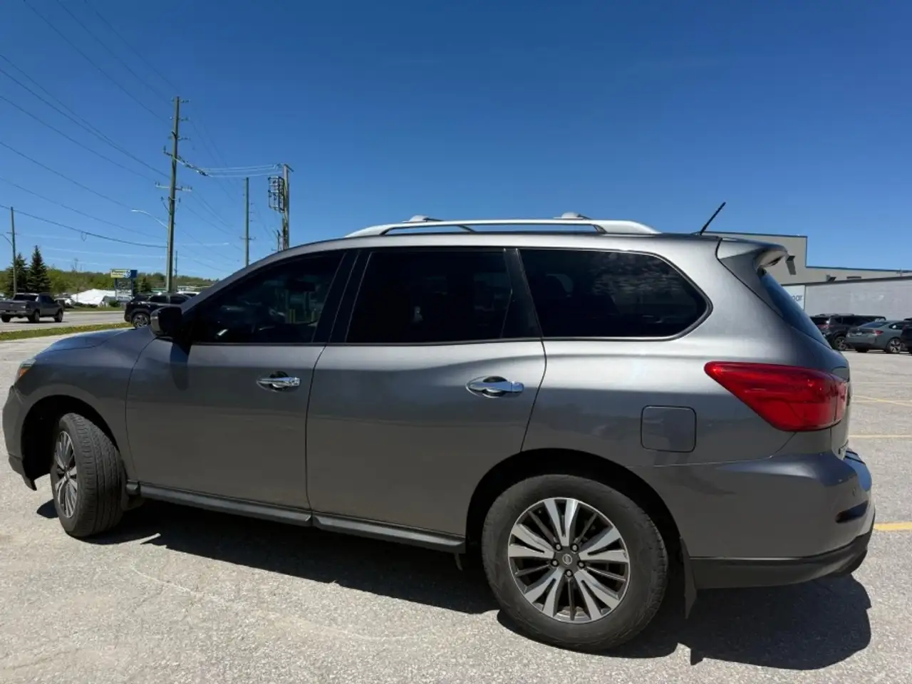 Nissan Pathfinder снимка Nissan Pathfinder
