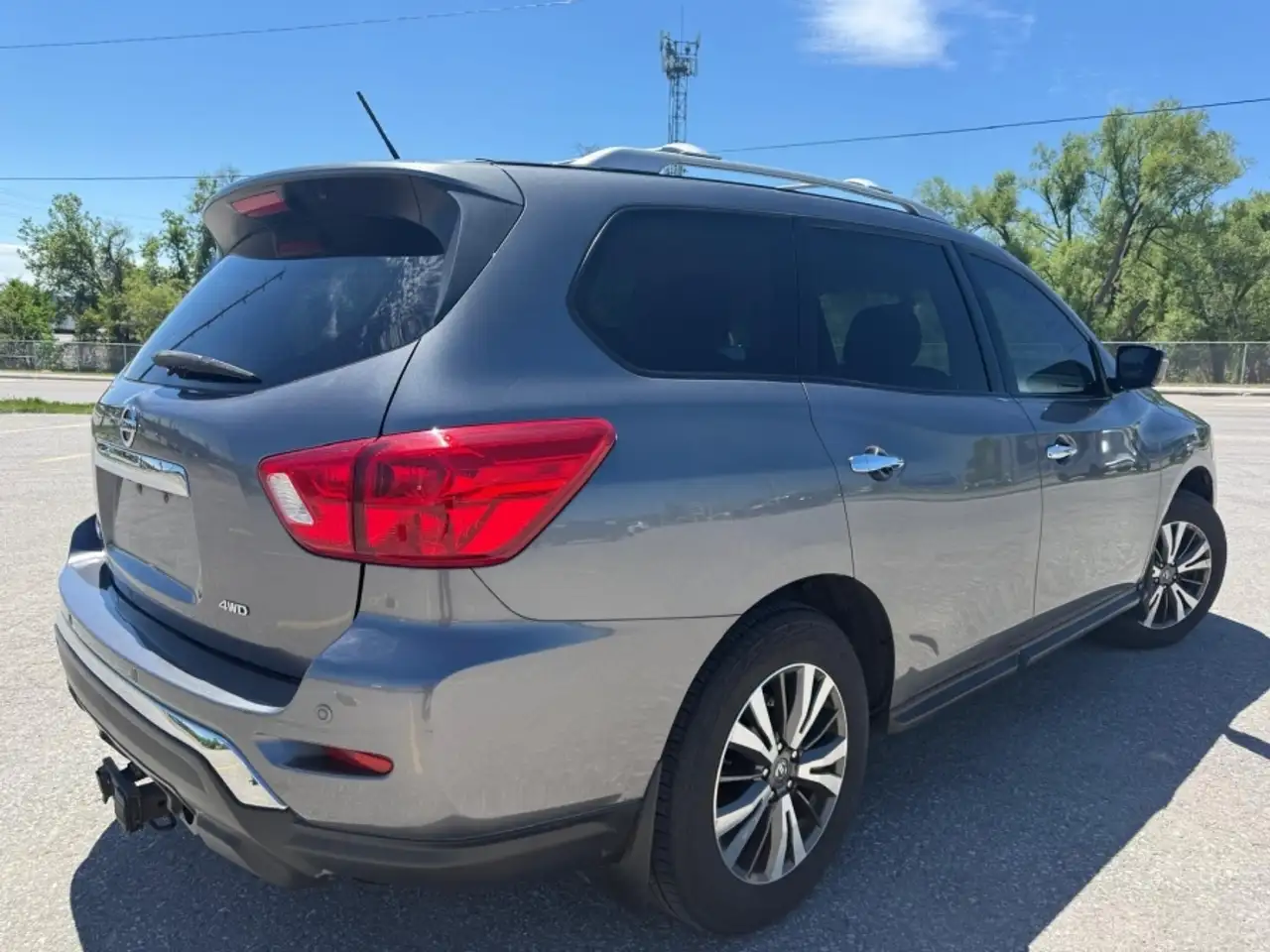 Nissan Pathfinder снимка Nissan Pathfinder
