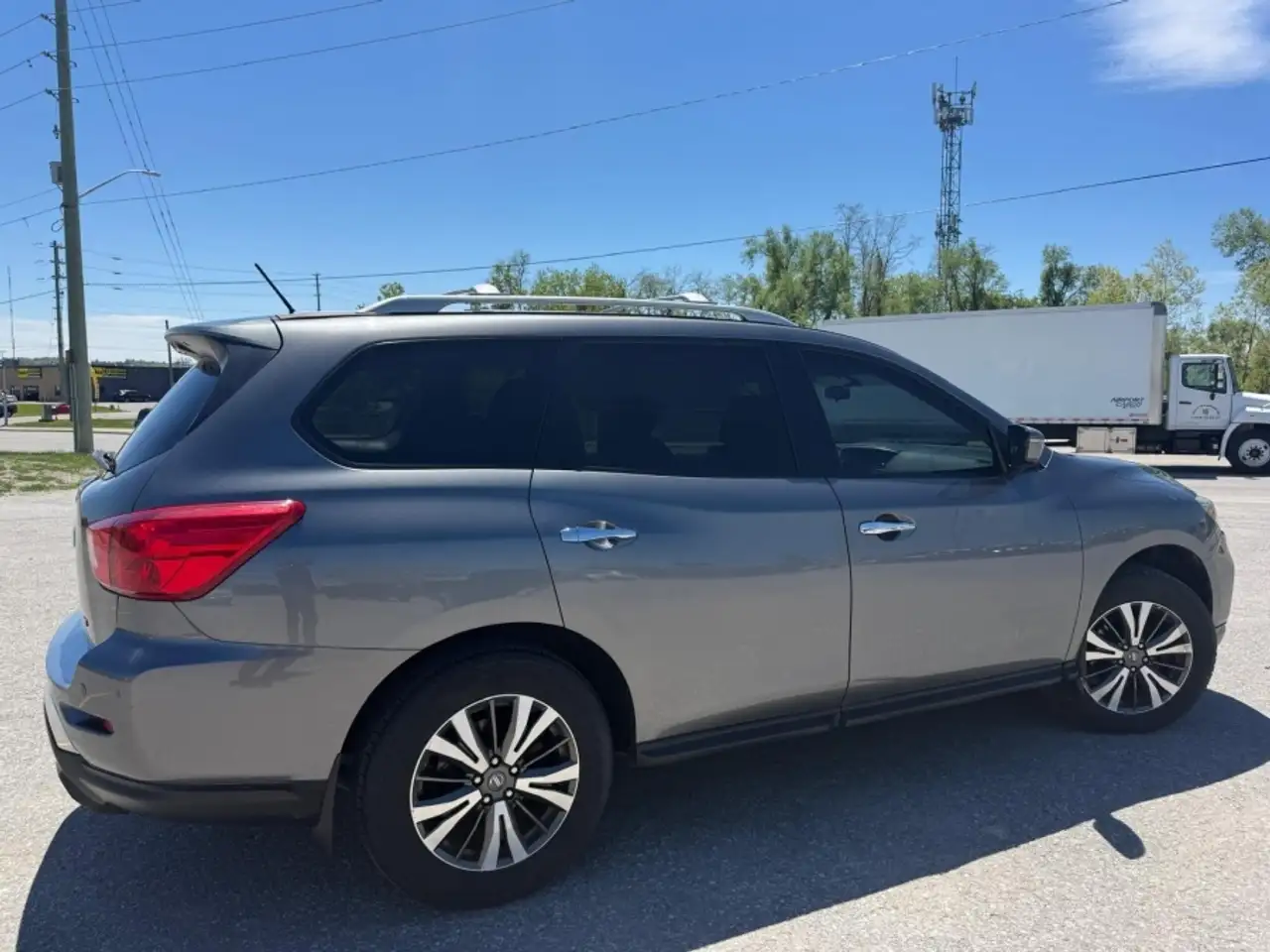 Nissan Pathfinder снимка Nissan Pathfinder