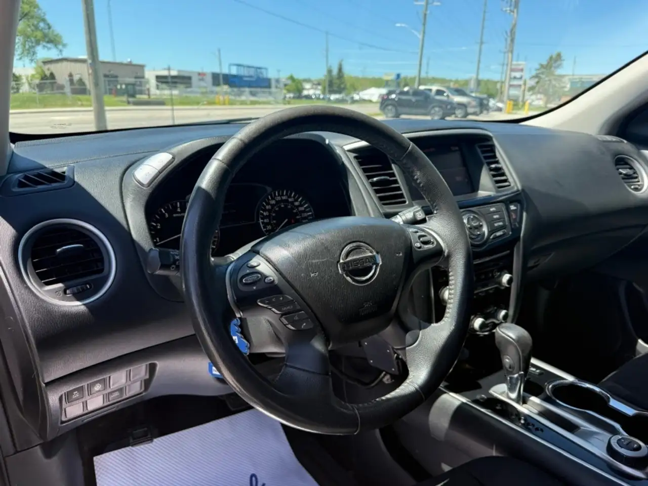 Nissan Pathfinder снимка Nissan Pathfinder