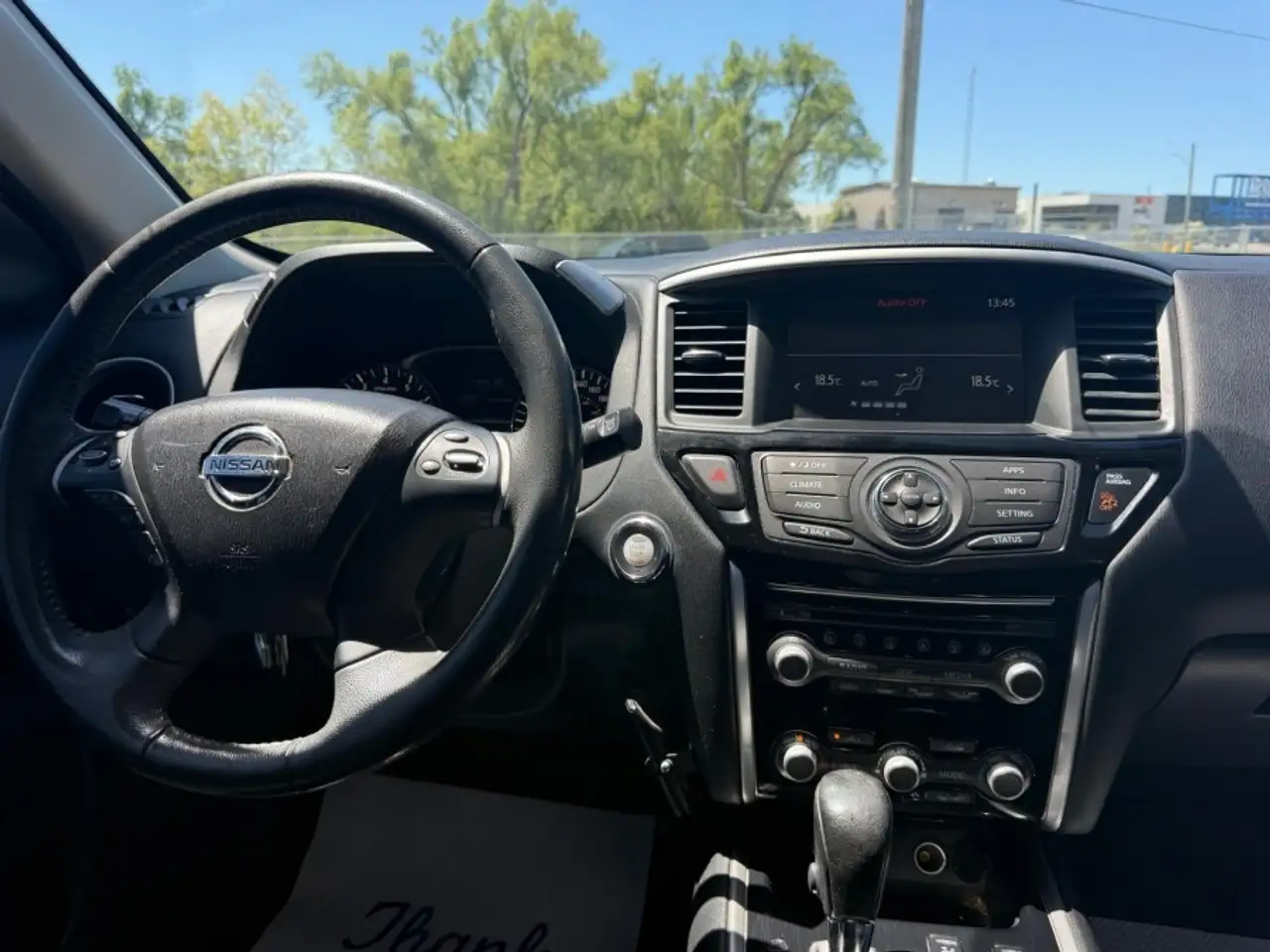 Nissan Pathfinder снимка Nissan Pathfinder