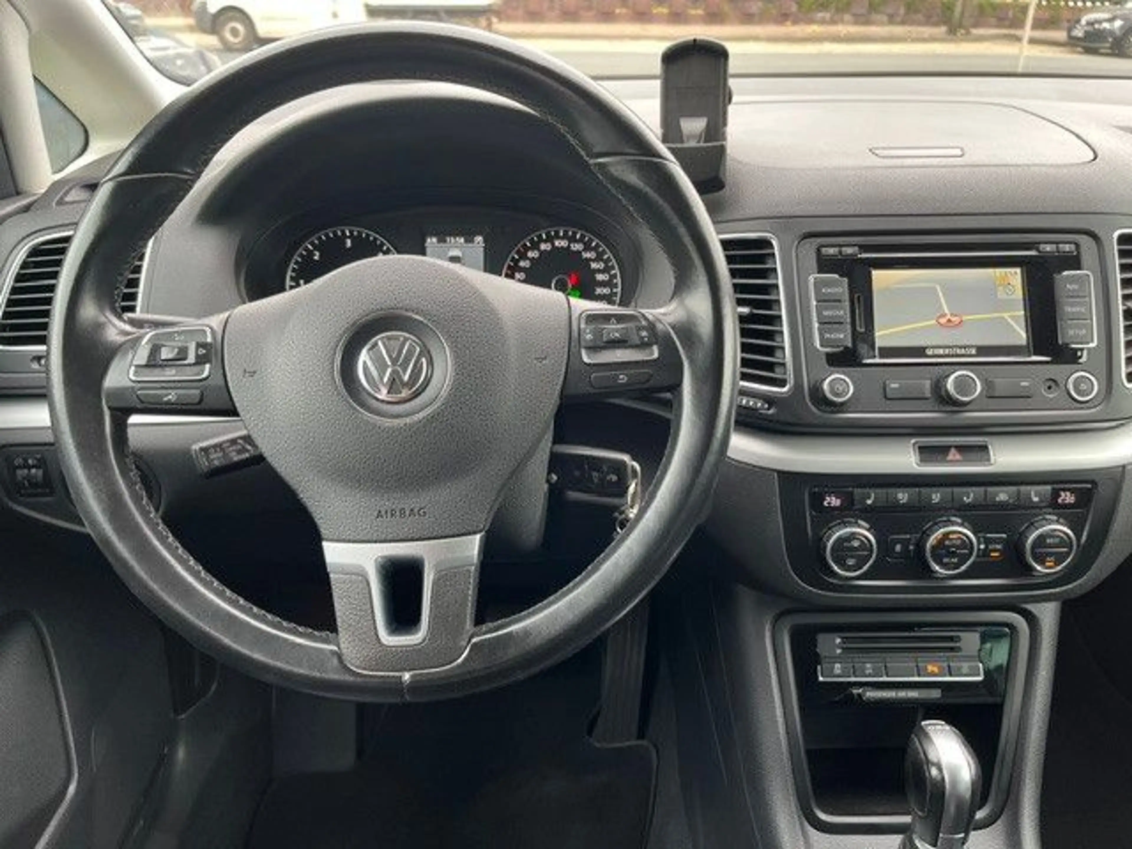 Volkswagen Sharan Highline BMT AUT LEDER NAVI STHZG AHK — photo 16