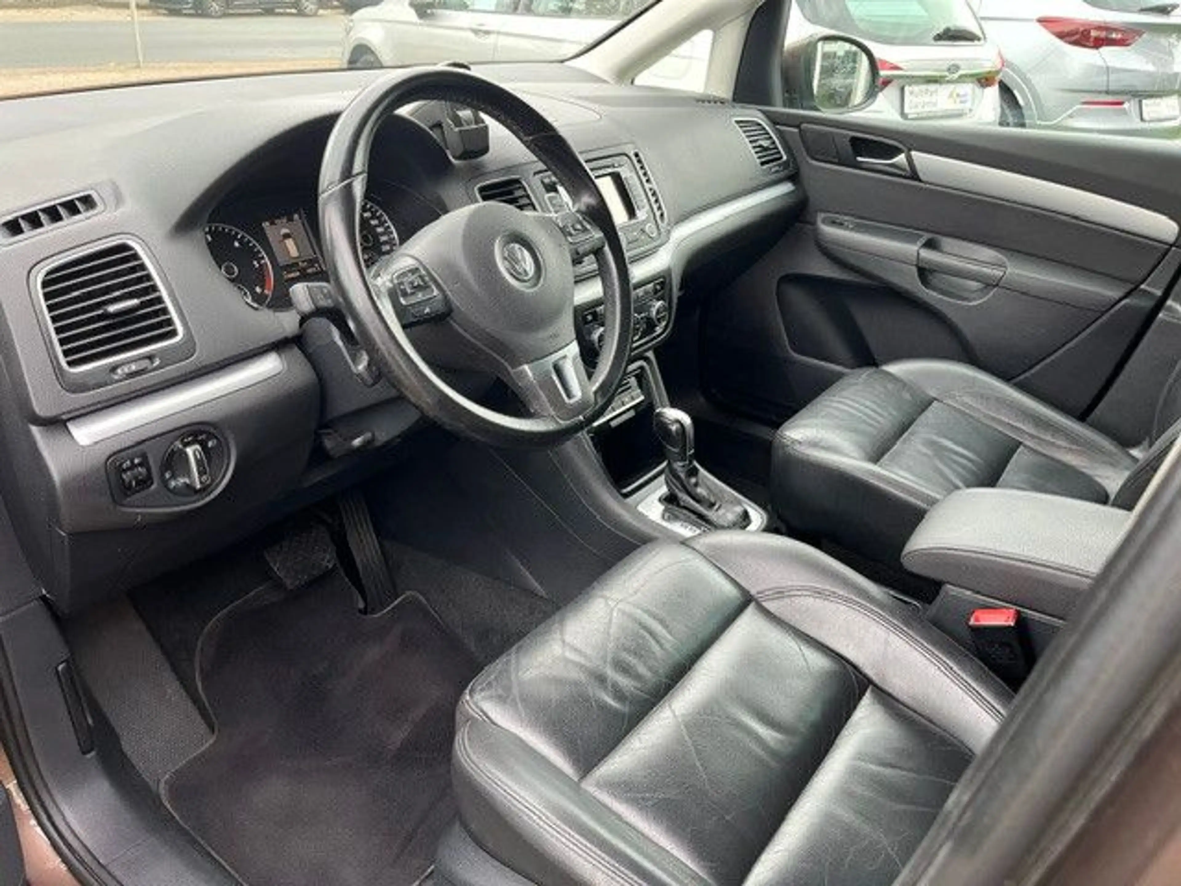 Volkswagen Sharan Highline BMT AUT LEDER NAVI STHZG AHK — photo 12