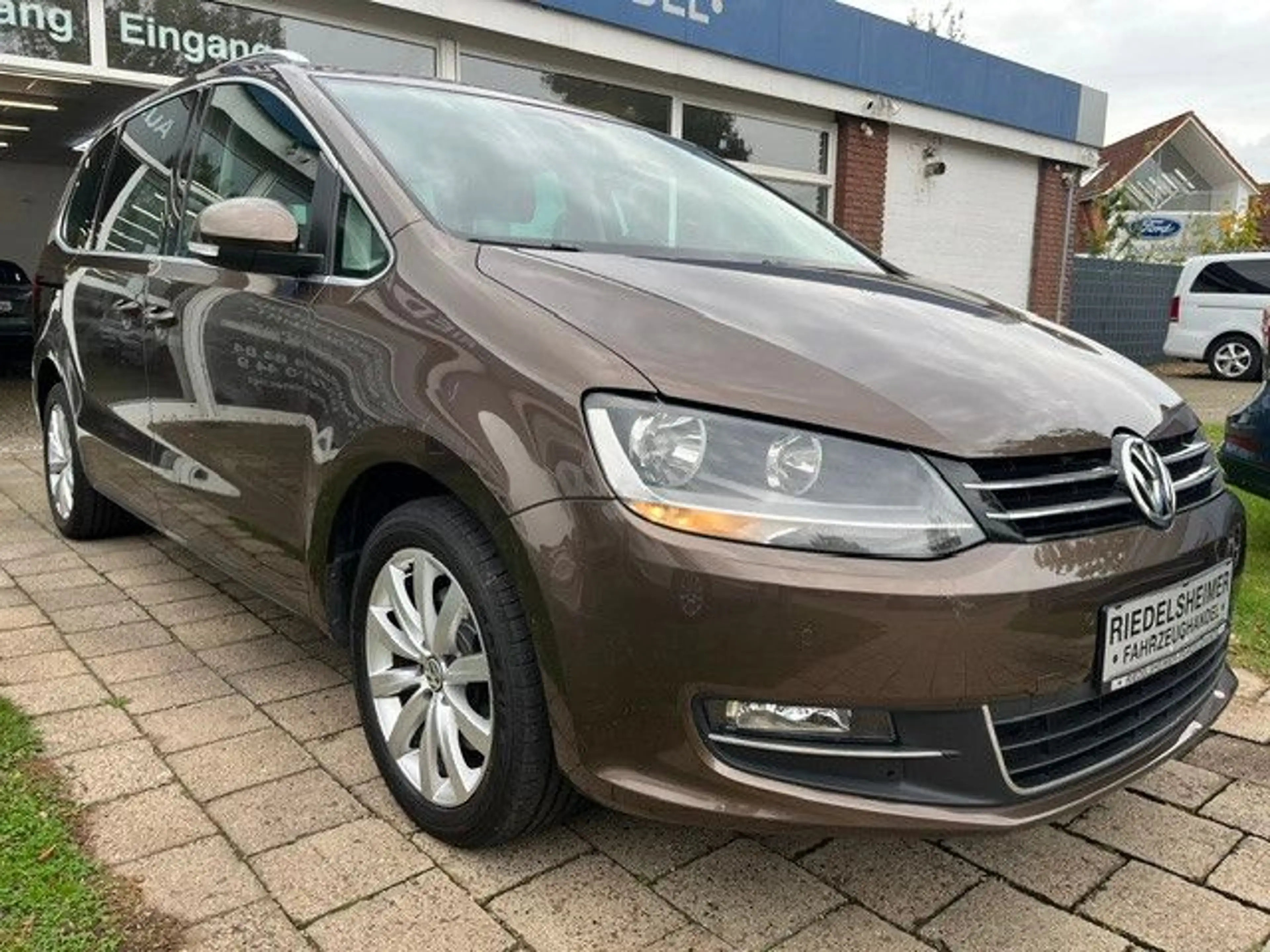 Volkswagen Sharan Highline BMT AUT LEDER NAVI STHZG AHK
