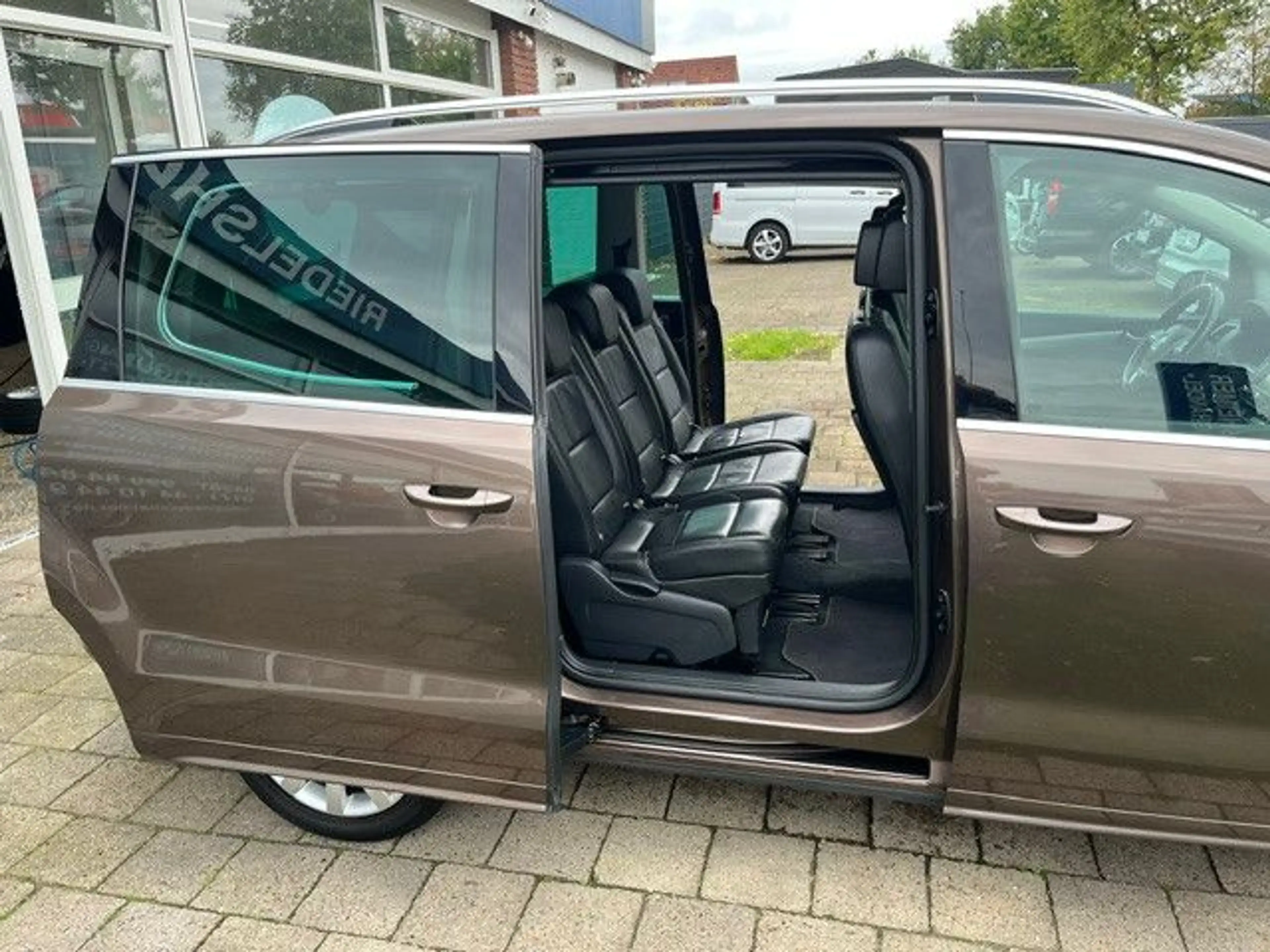 Volkswagen Sharan Highline BMT AUT LEDER NAVI STHZG AHK — photo 10