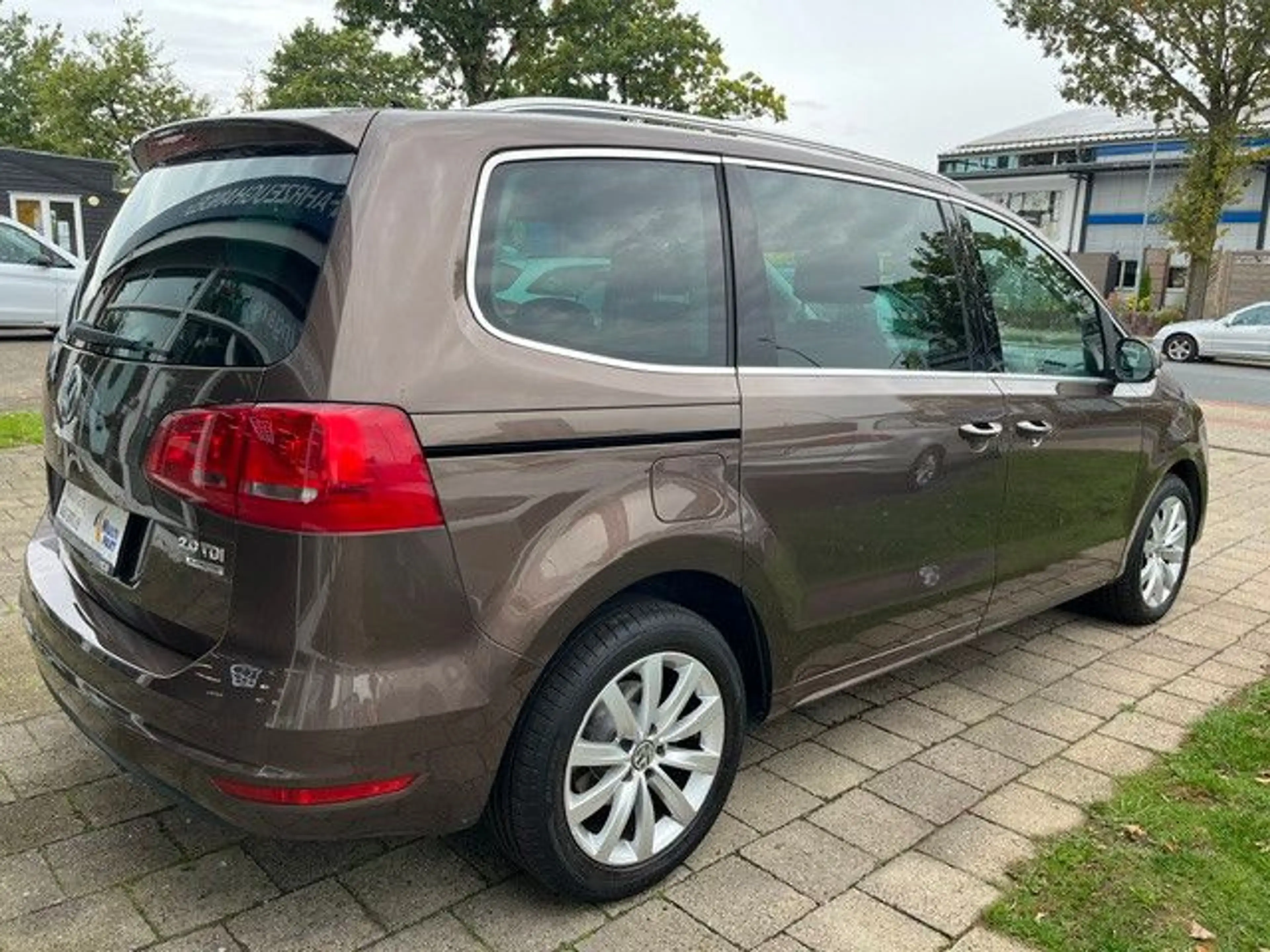 Volkswagen Sharan Highline BMT AUT LEDER NAVI STHZG AHK — photo 3