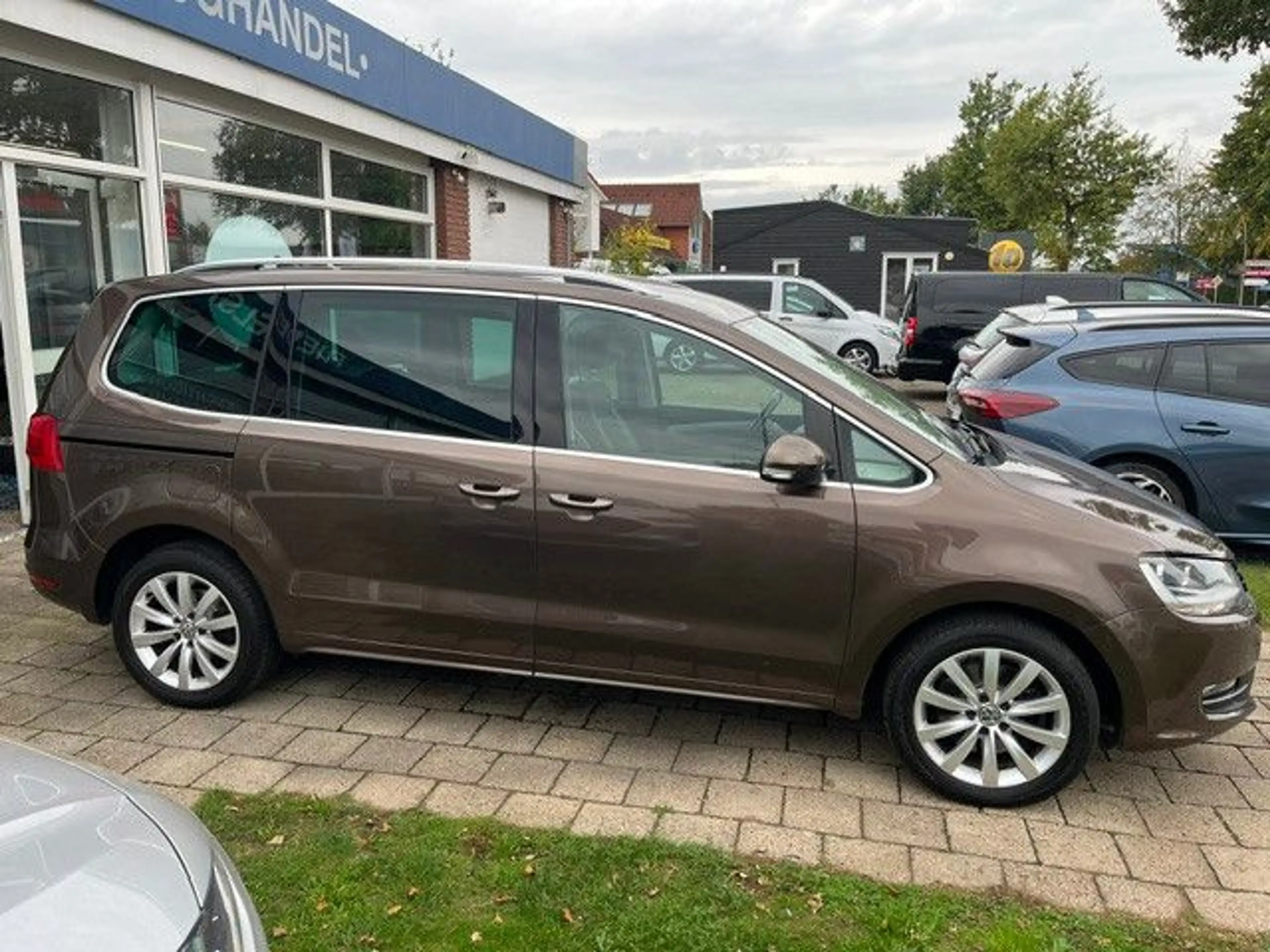 Volkswagen Sharan Highline BMT AUT LEDER NAVI STHZG AHK — photo 2