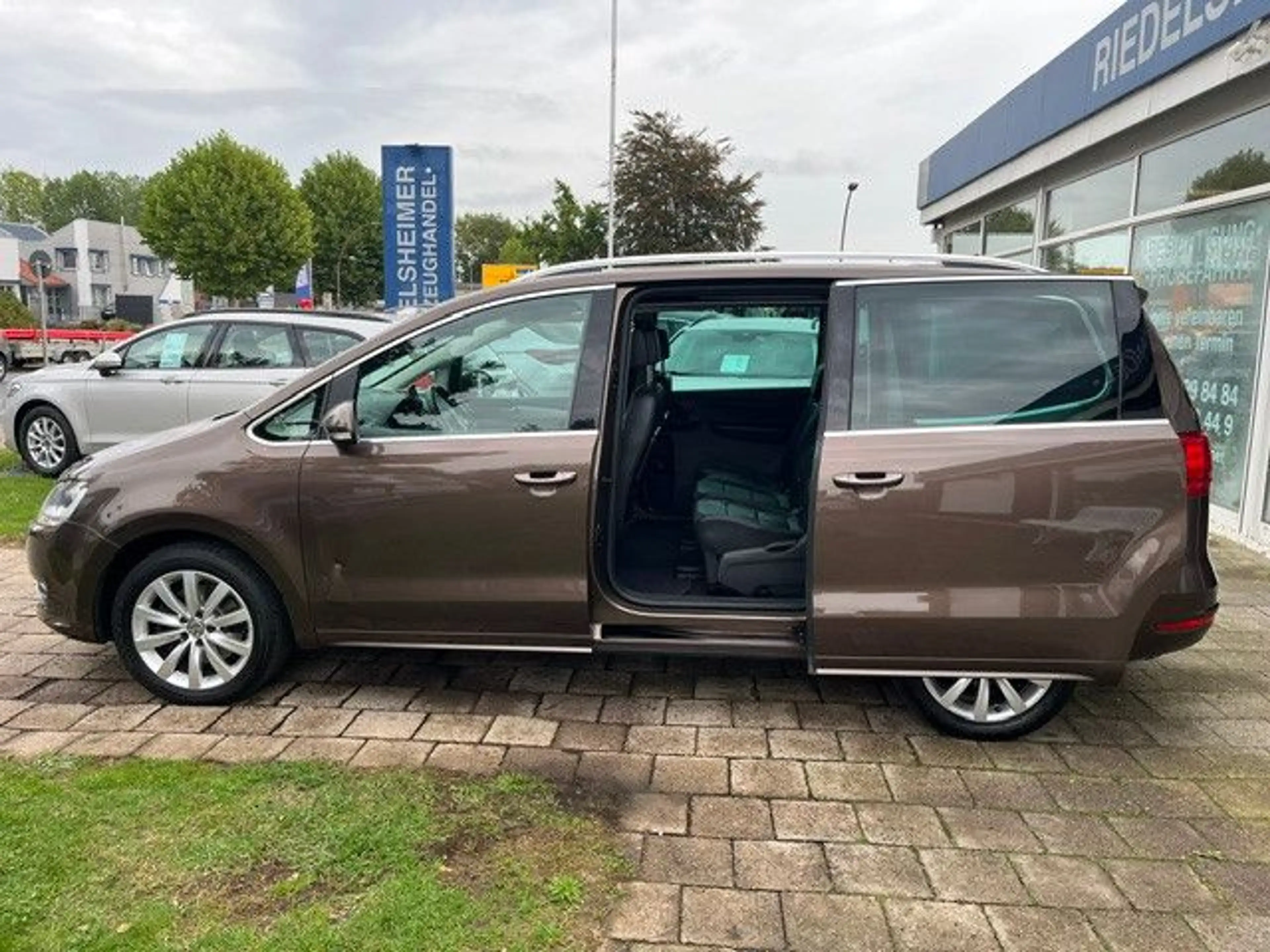Volkswagen Sharan Highline BMT AUT LEDER NAVI STHZG AHK — photo 9