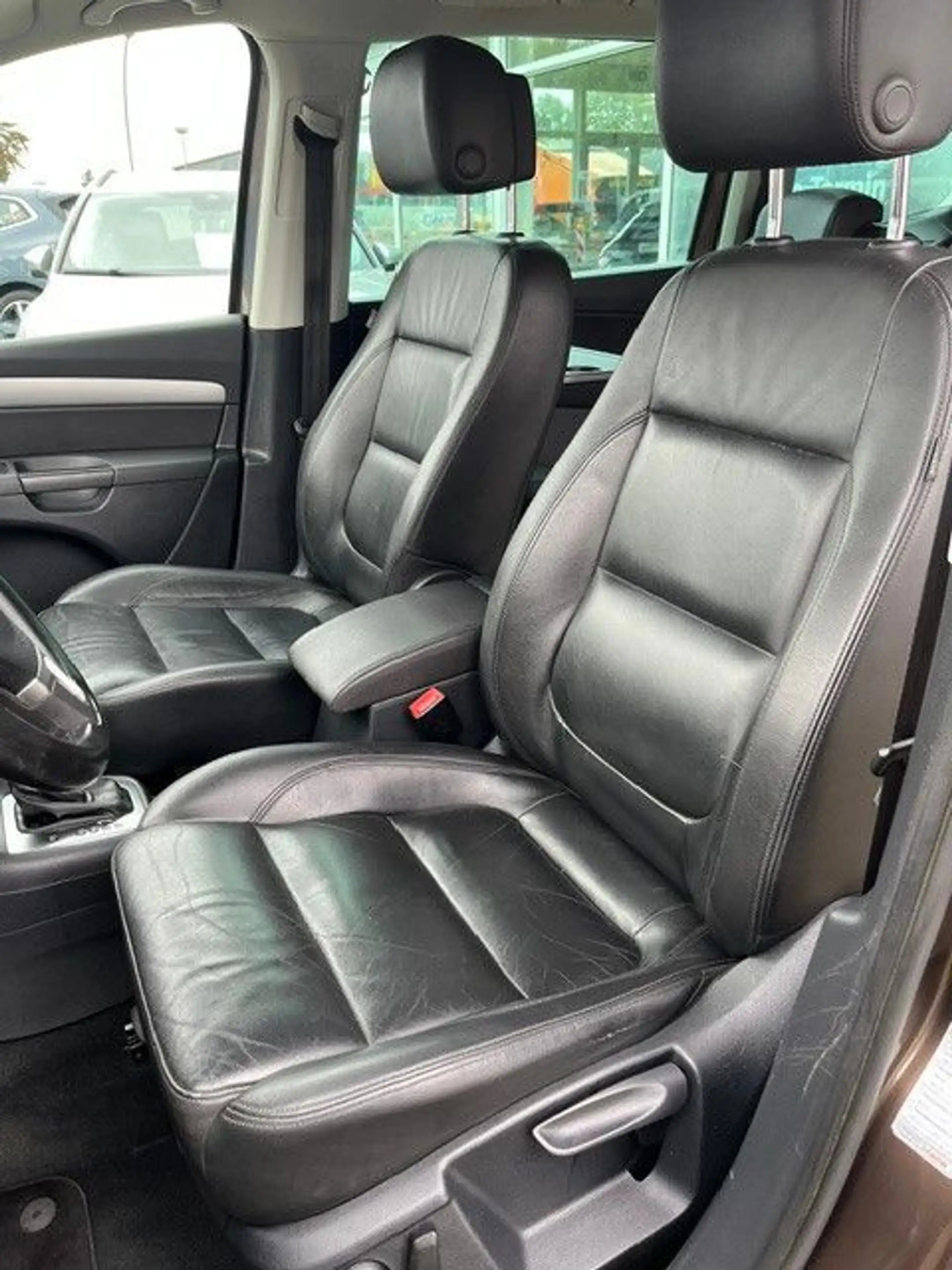 Volkswagen Sharan Highline BMT AUT LEDER NAVI STHZG AHK — photo 13