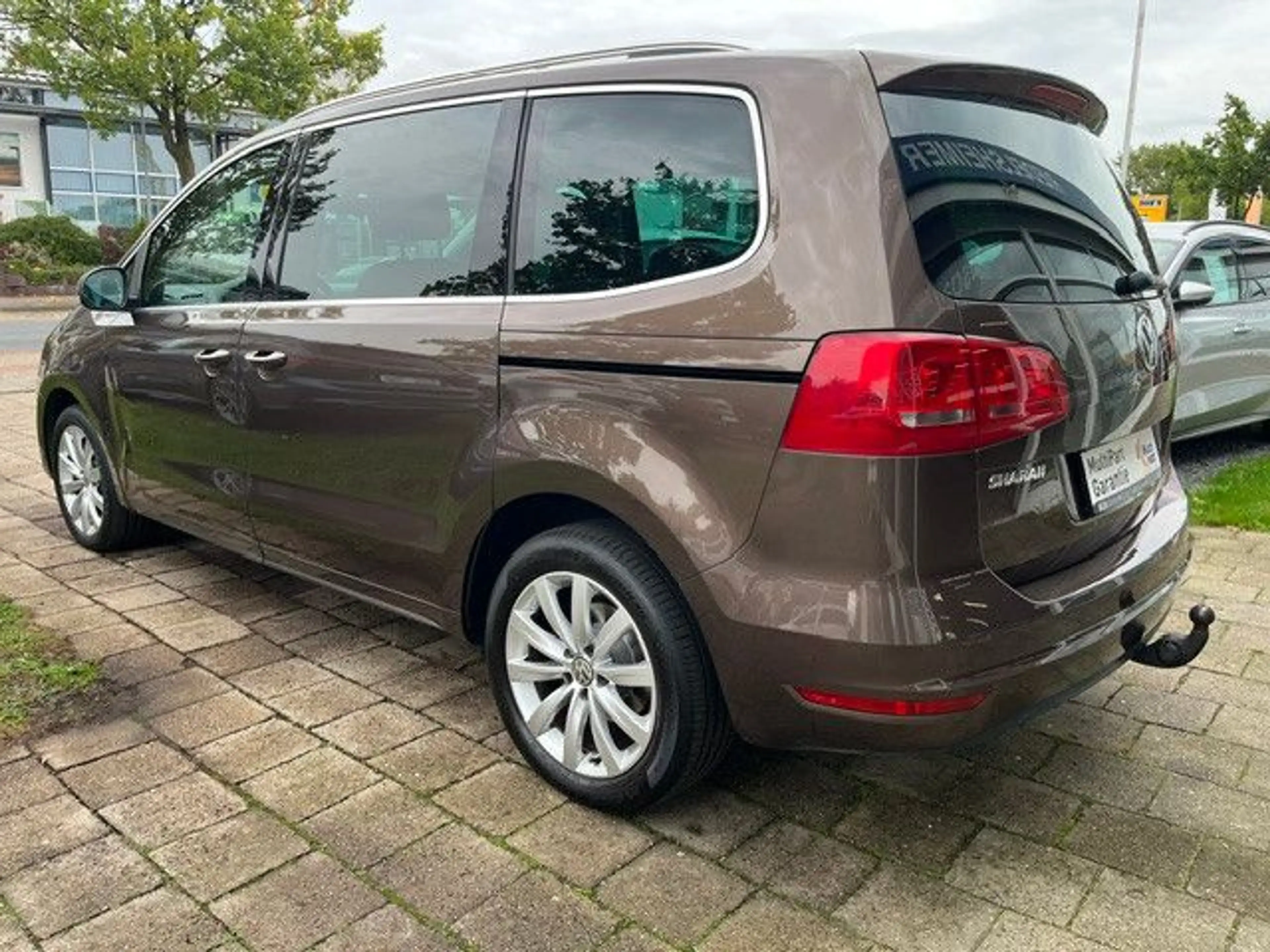 Volkswagen Sharan Highline BMT AUT LEDER NAVI STHZG AHK — photo 5