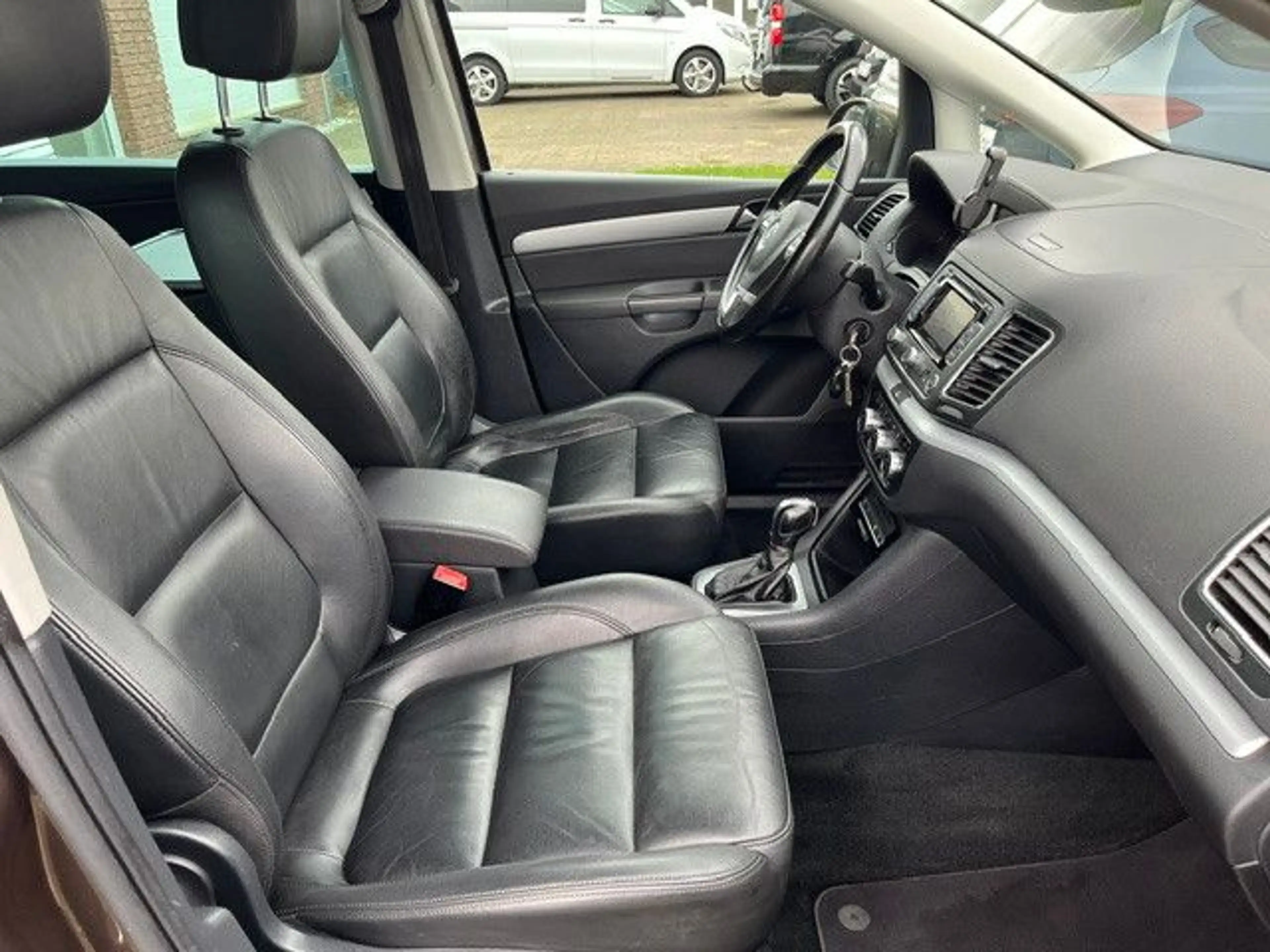 Volkswagen Sharan Highline BMT AUT LEDER NAVI STHZG AHK — photo 17