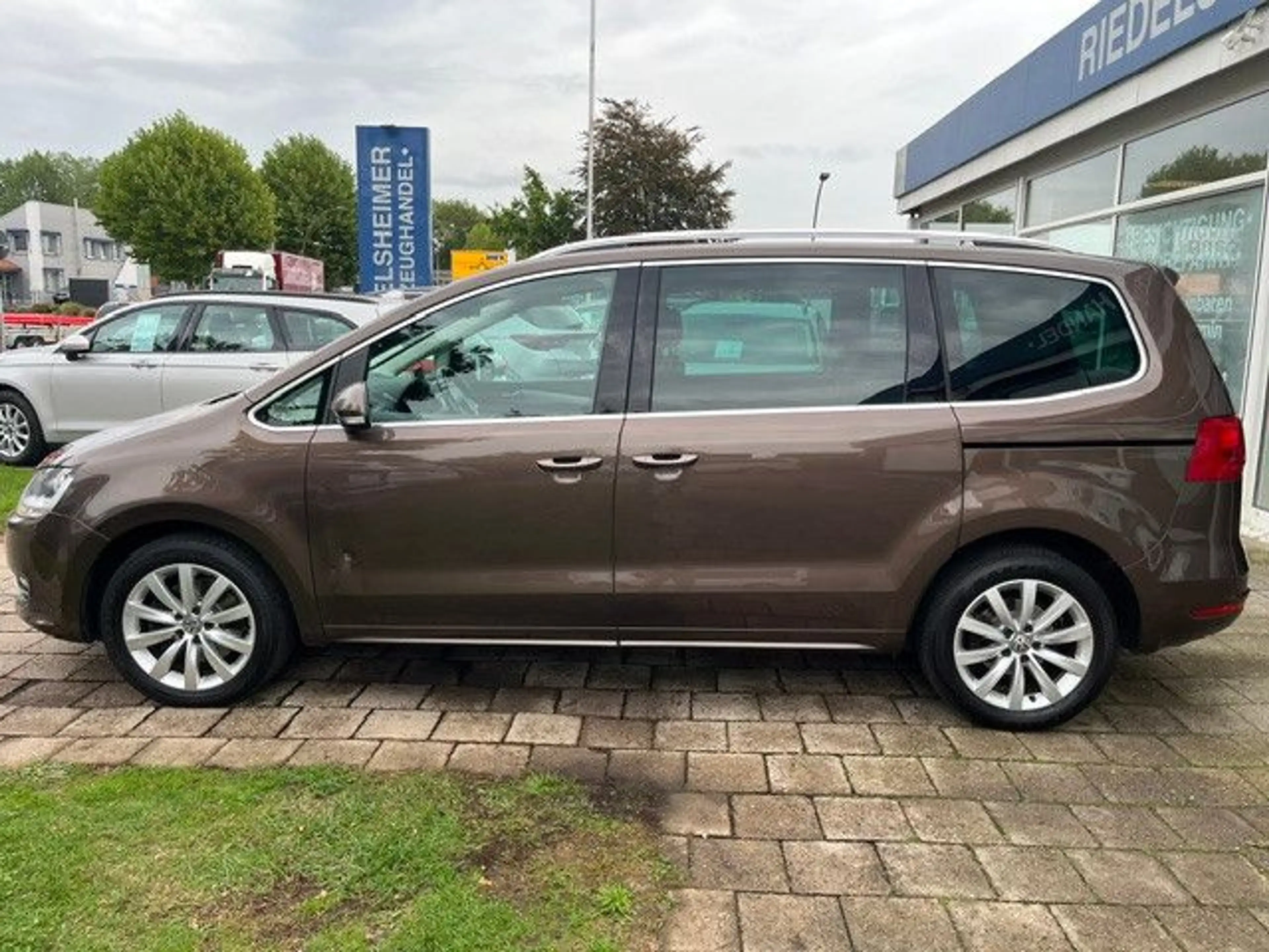 Volkswagen Sharan Highline BMT AUT LEDER NAVI STHZG AHK — photo 6