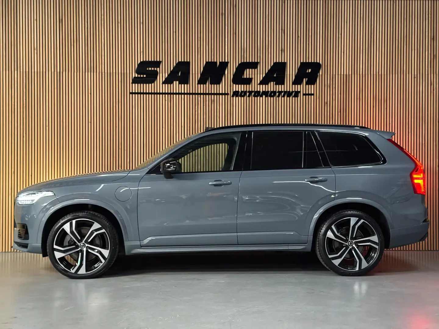 Volvo XC90 2.0 T8 Recharge AWD R-Design LONG RANGE |PANO|LUCH Grijs - 2