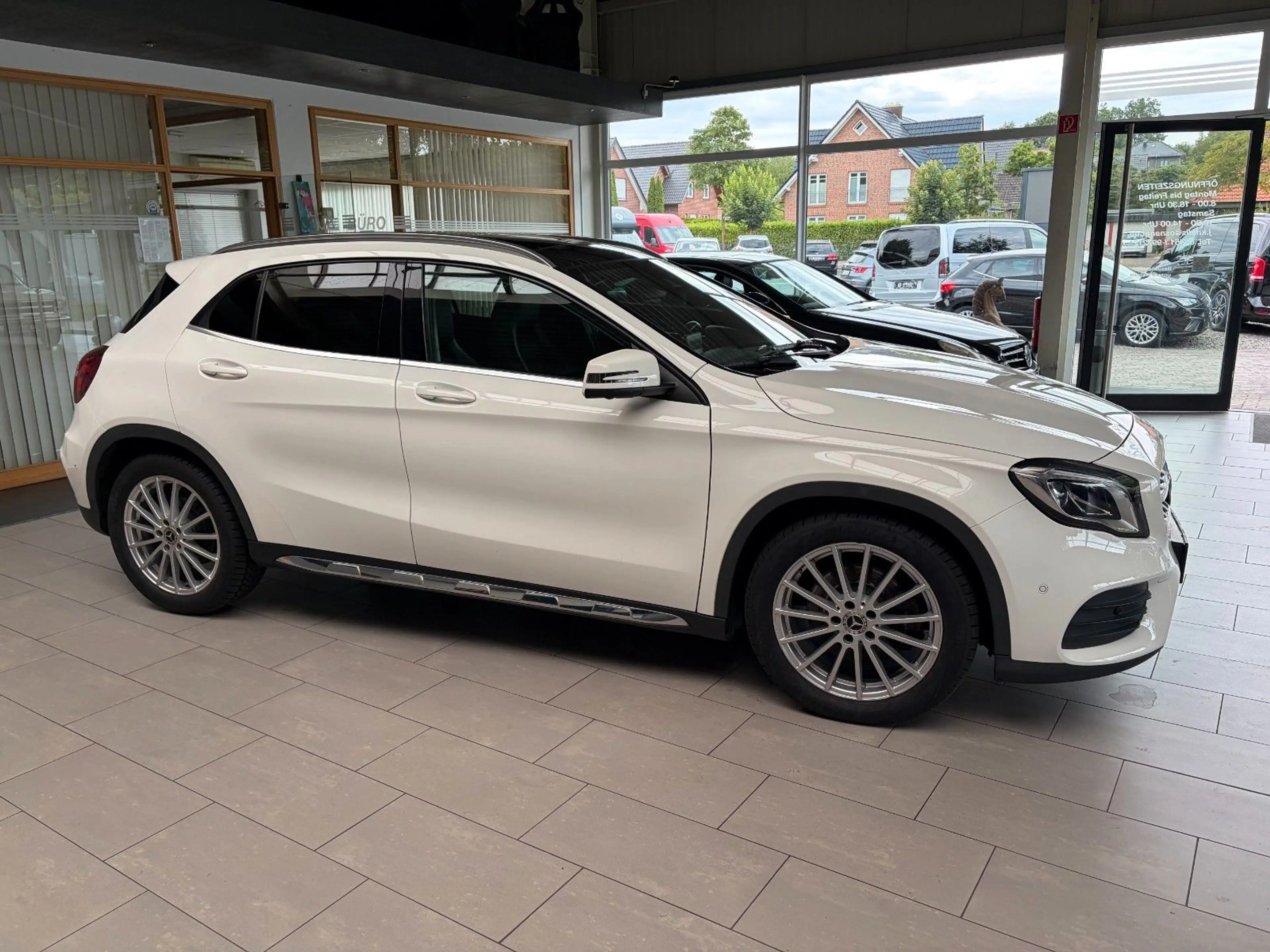 Mercedes-Benz GLA 220 4MATIC AMG Line/AHK/360°/PANO/LED/SHZ — photo 4