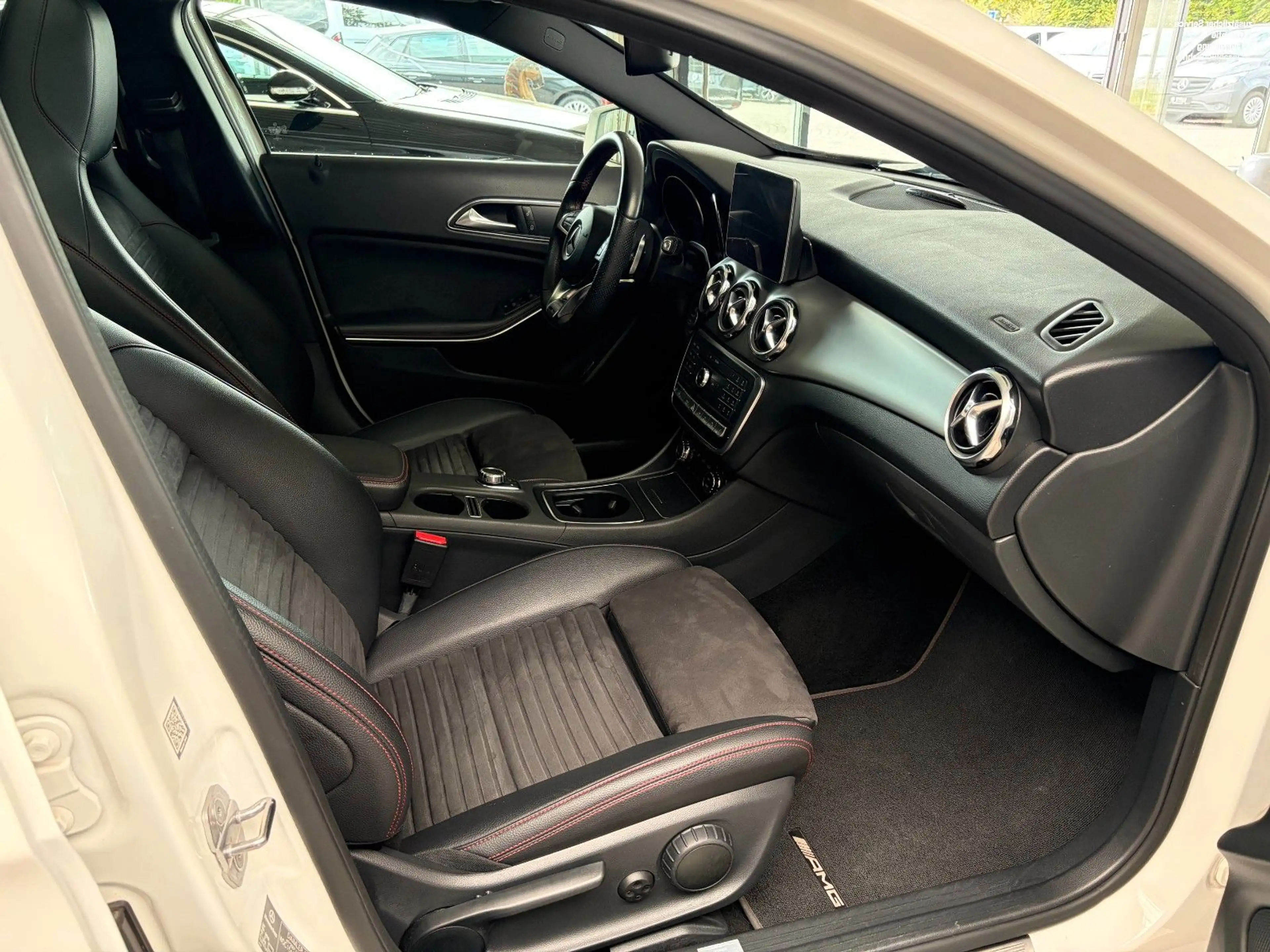 Mercedes-Benz GLA 220 4MATIC AMG Line/AHK/360°/PANO/LED/SHZ — photo 12