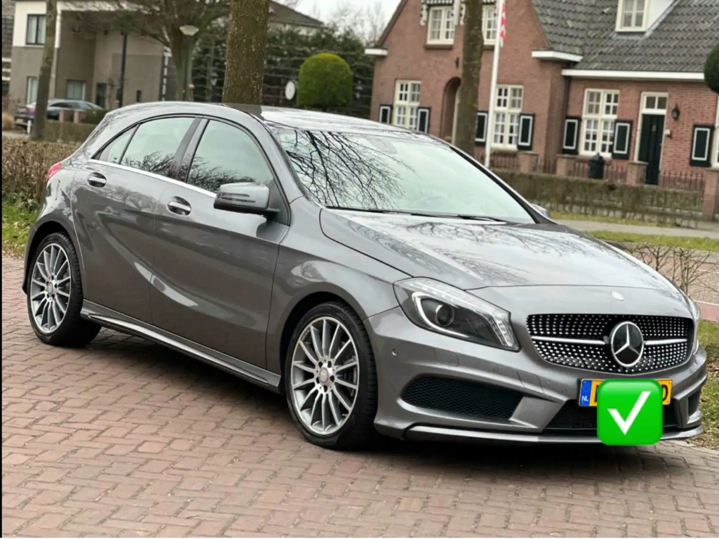 Mercedes-Benz A 180 Ambition AMG LINE Grijs - 1