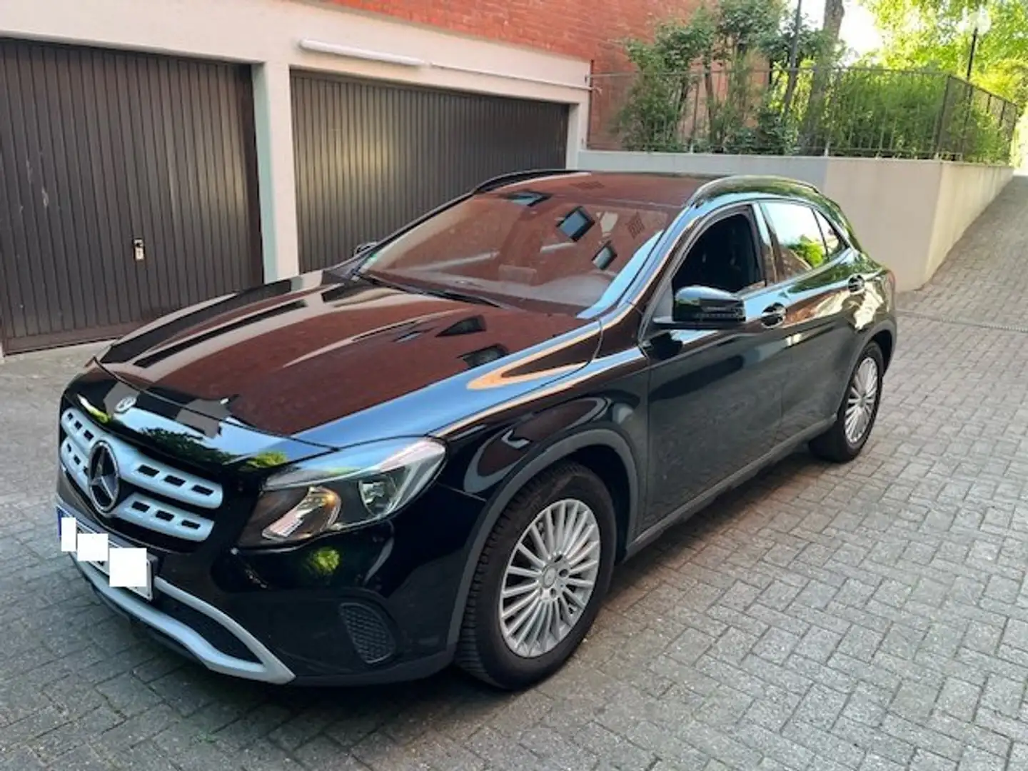 Mercedes-Benz GLA 180 GLA 180 - MB Garantie & MB S-Heft, Navi Schwarz - 1